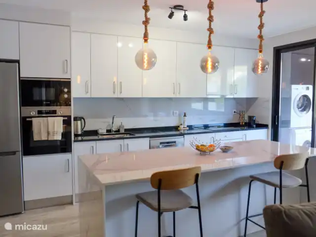 Appartement familial à Madère | Portugal, Madère, Machico - appartement La cuisine est équipée de tous les appareils modernes. Vous disposez d’un four, d’un micro-ondes, d’un réfrigérateur combiné et d’un congélateur spacieux, d’un lave-vaisselle, d’une bouilloire et d’une machine Nespresso.