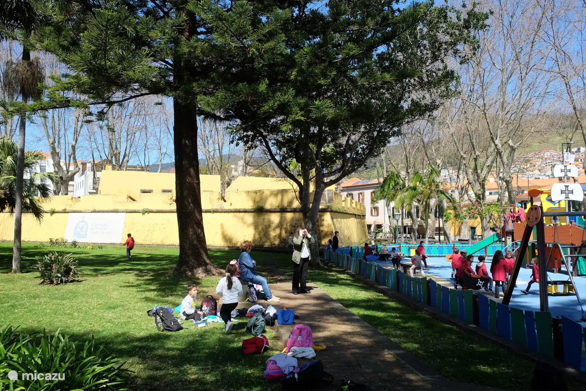 Der Park direkt neben dem Spielplatz ist ein toller Ort, um ein Picknick im Schatten zu machen oder einfach nur die grüne Umgebung zu genießen.