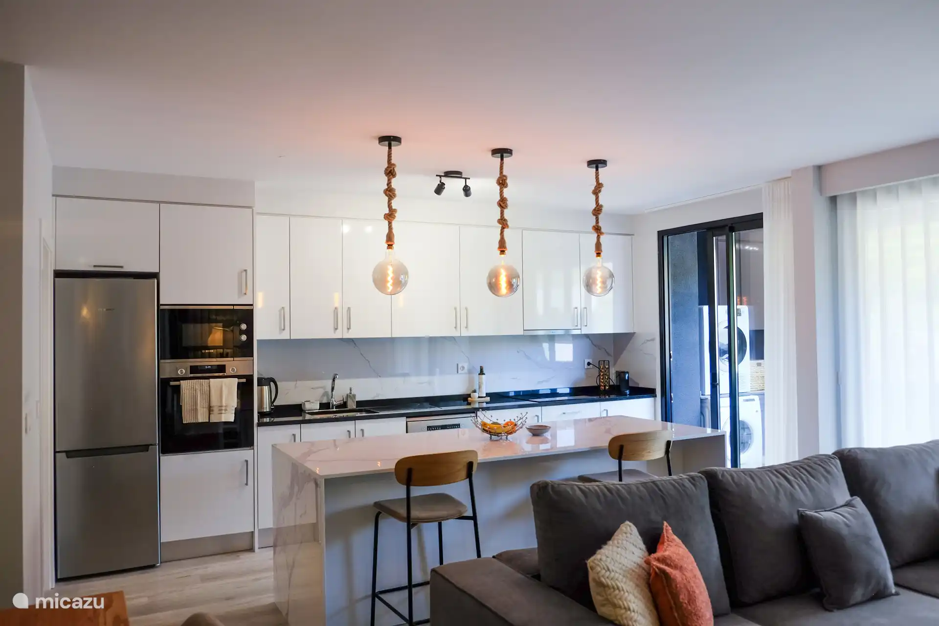 Die großen Fenster mit Schiebetüren schenken Ihnen viel Licht in der gesamten Wohnung und Sie erreichen bequem den Balkon.