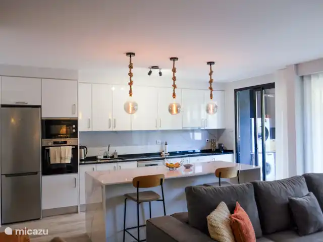 Appartement familial à Madère | Portugal, Madère, Machico - appartement Les grandes fenêtres avec portes coulissantes vous donnent beaucoup de lumière dans tout l’appartement et vous pouvez facilement accéder au balcon.