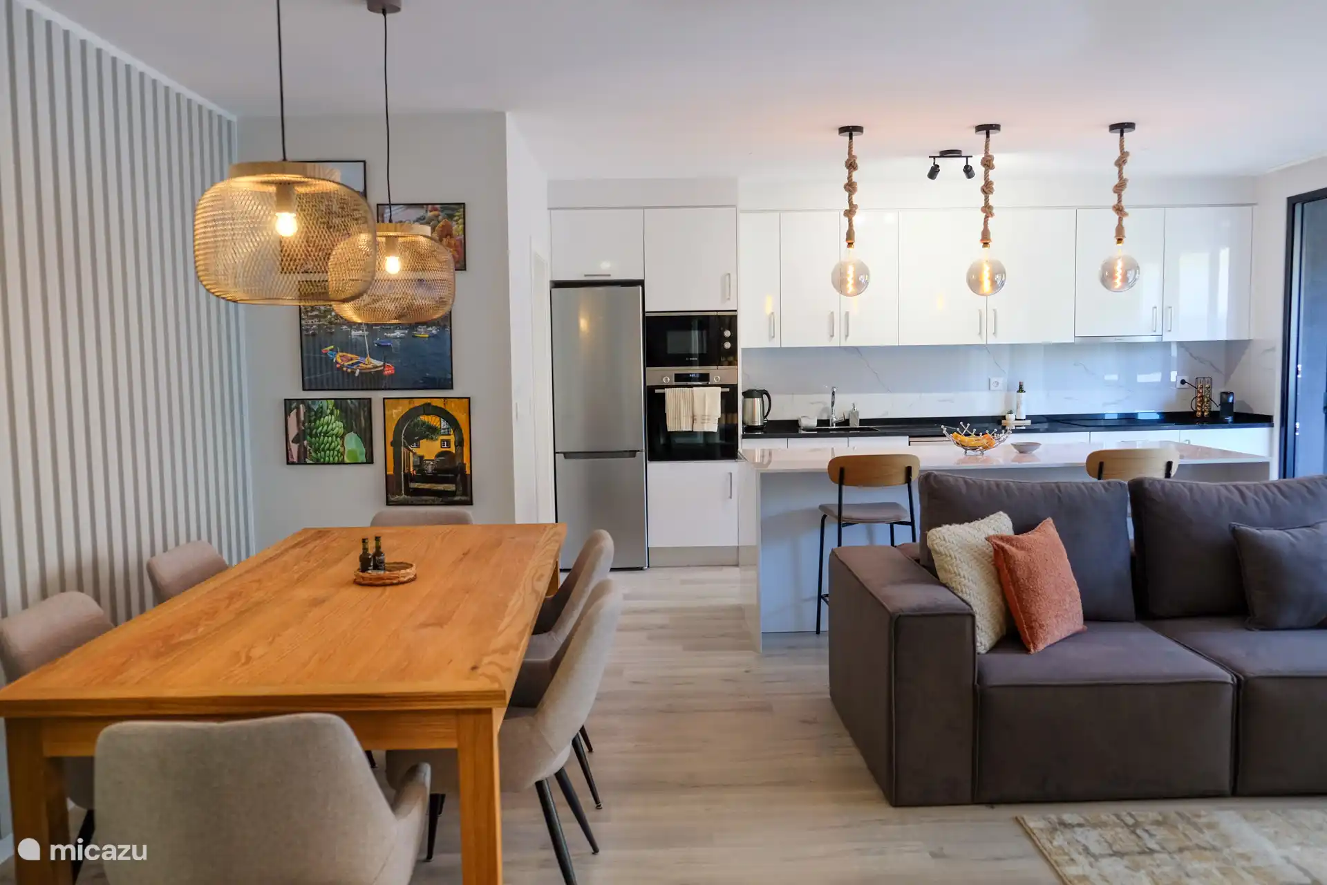 Das Wohnzimmer mit offener Küche, so dass Sie auch bei der Zubereitung des Essens verbunden sind.