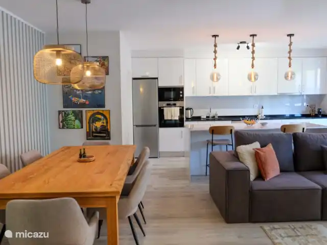 Appartement familial à Madère | Portugal, Madère, Machico - appartement Le salon avec cuisine ouverte, de sorte que vous êtes également connecté lors de la préparation du repas.