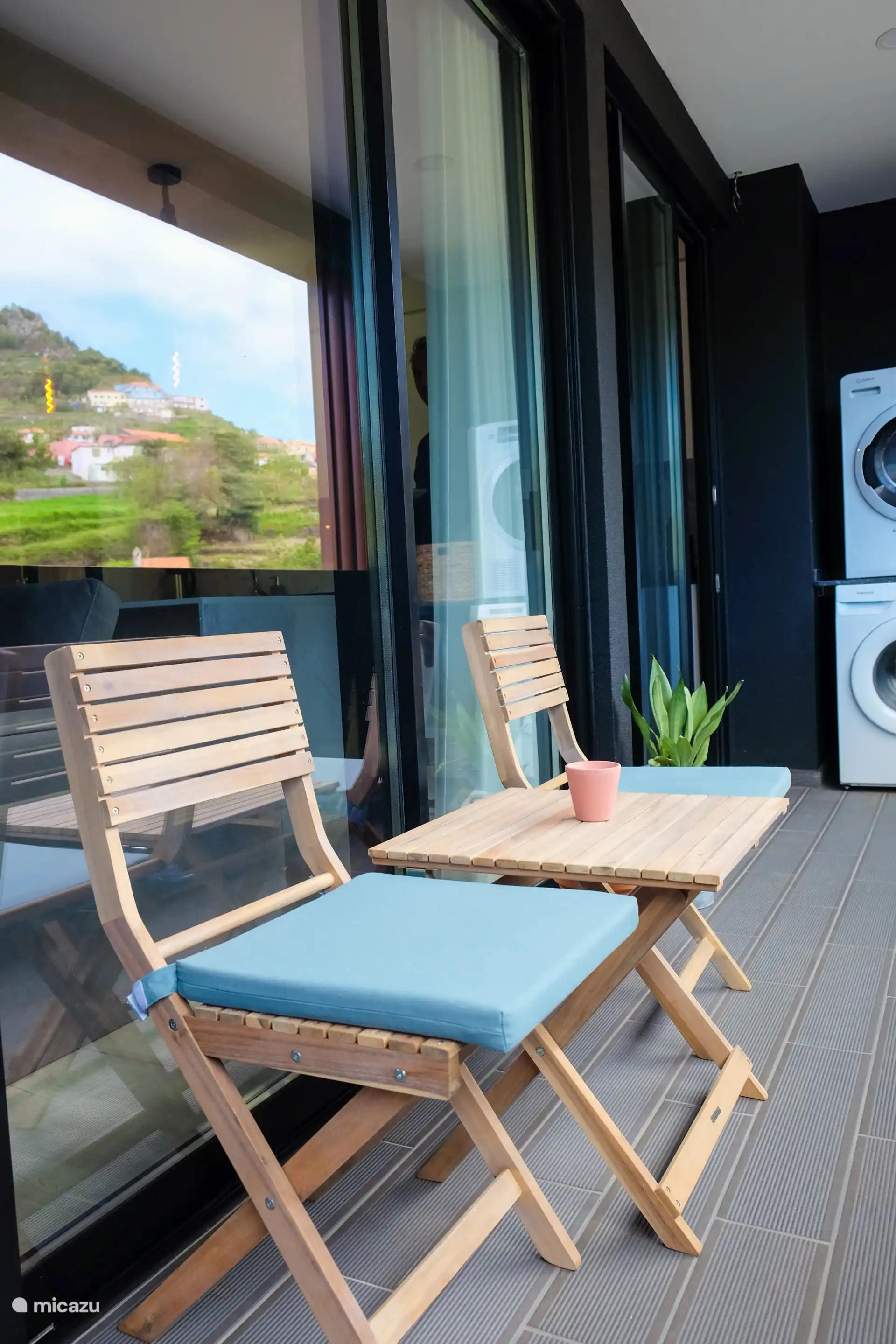 Auf dem Balkon können Sie eine Tasse Kaffee oder Tee genießen, während das Sonnenlicht Sie am Morgen wärmt.