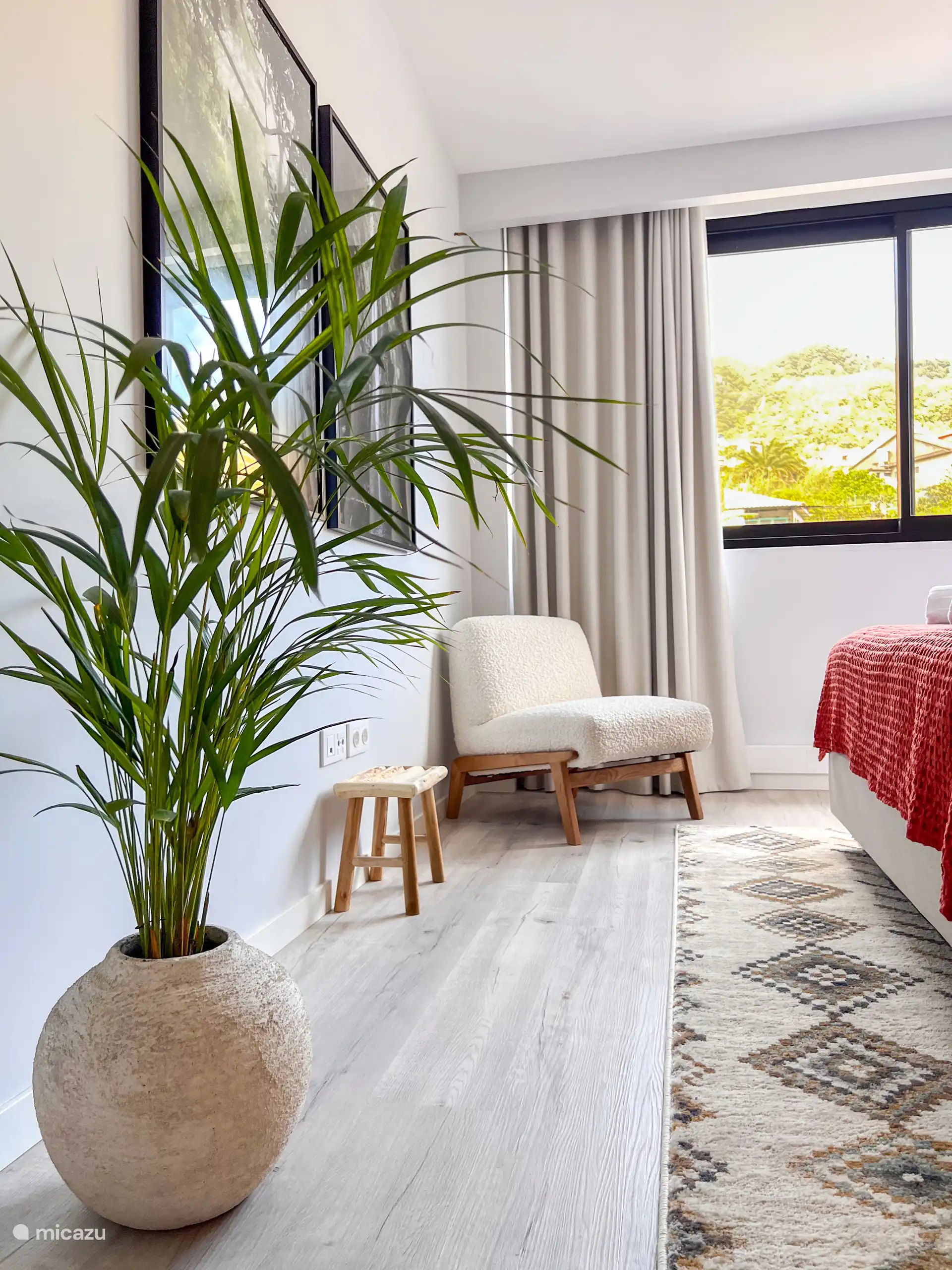 Die angenehme Atmosphäre im Hauptschlafzimmer wird mit edlen Materialien geschaffen, die Ruhe und Komfort bieten.