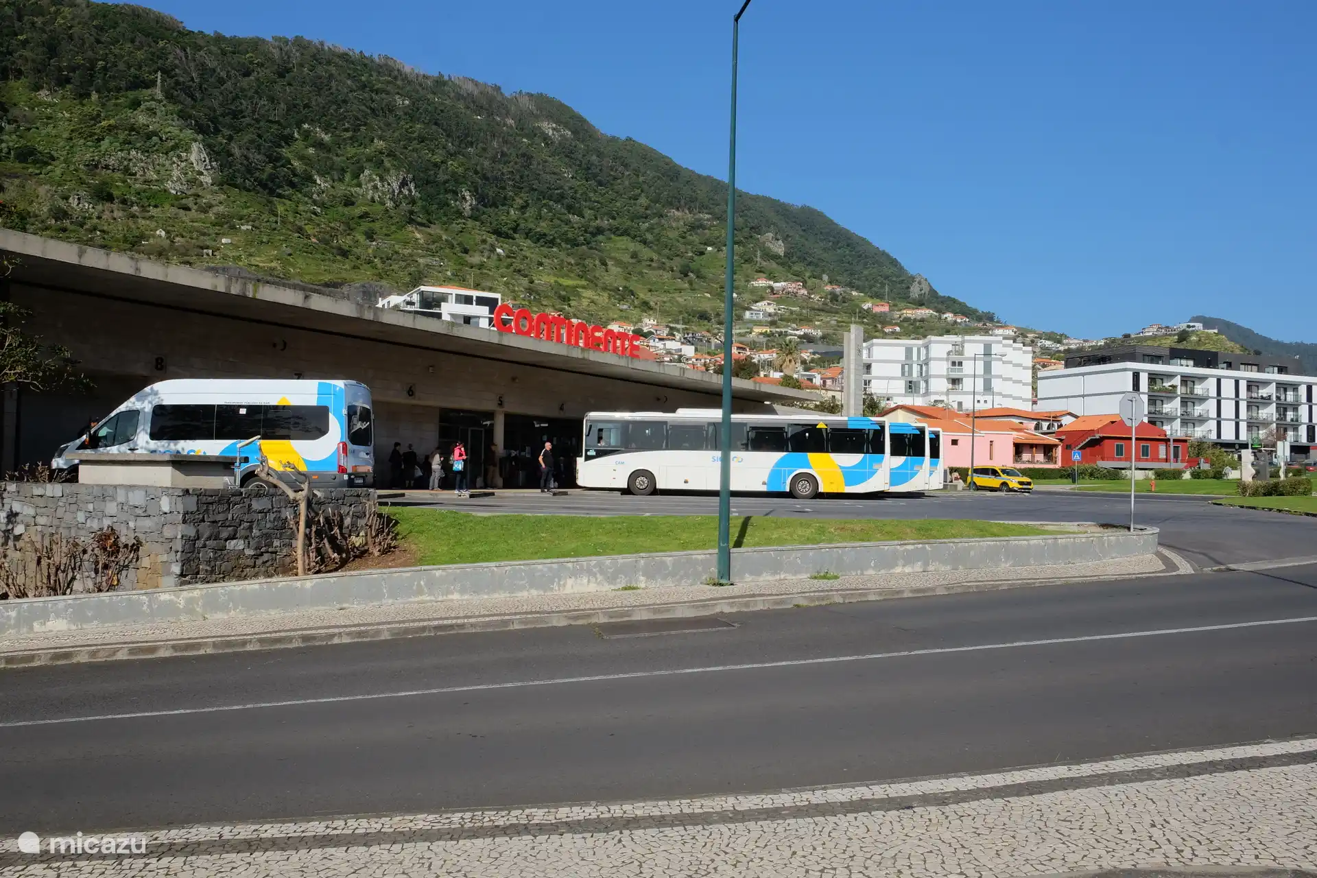 Der zentrale Busbahnhof von Machico ist 15 Gehminuten von der Wohnung entfernt und bringt Sie direkt in die Hauptstadt Funchal oder viele andere Ziele.