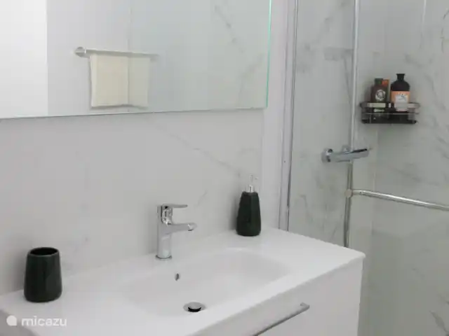 Appartement familial à Madère | Portugal, Madère, Machico - appartement Pour les chambres deux et trois, une salle de bains partagée est équipée d’une luxueuse douche à effet pluie, de toilettes, d’un bidet, d’un lavabo et d’un miroir chauffant.