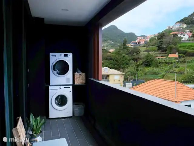 Appartement familial à Madère | Portugal, Madère, Machico - appartement Si vous le souhaitez, vous pouvez utiliser gratuitement une machine à laver et un sèche-linge.