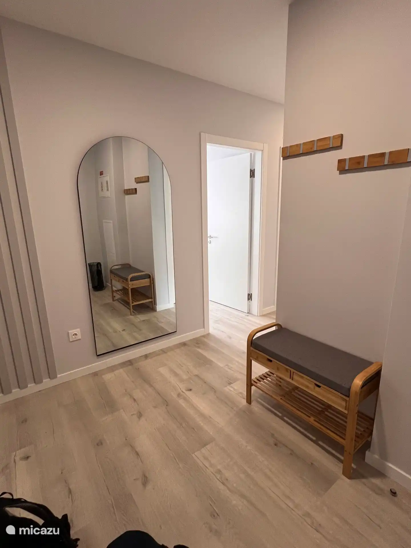 Beim Betreten betreten Sie die offene Halle mit einer Sitzgelegenheit zum Ausziehen der Wanderschuhe.