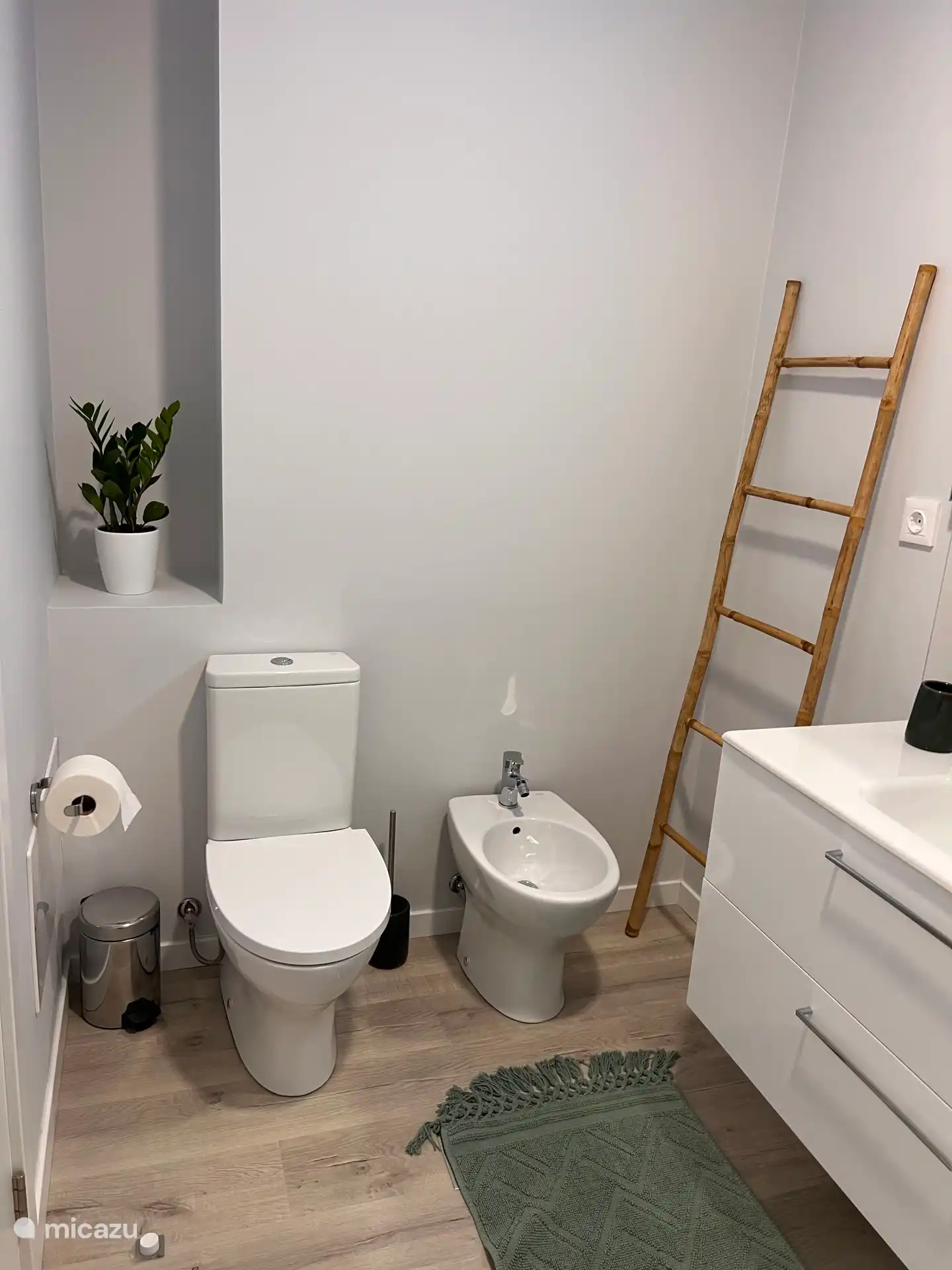 Jedes Badezimmer verfügt über eine Toilette und ein Bidet.