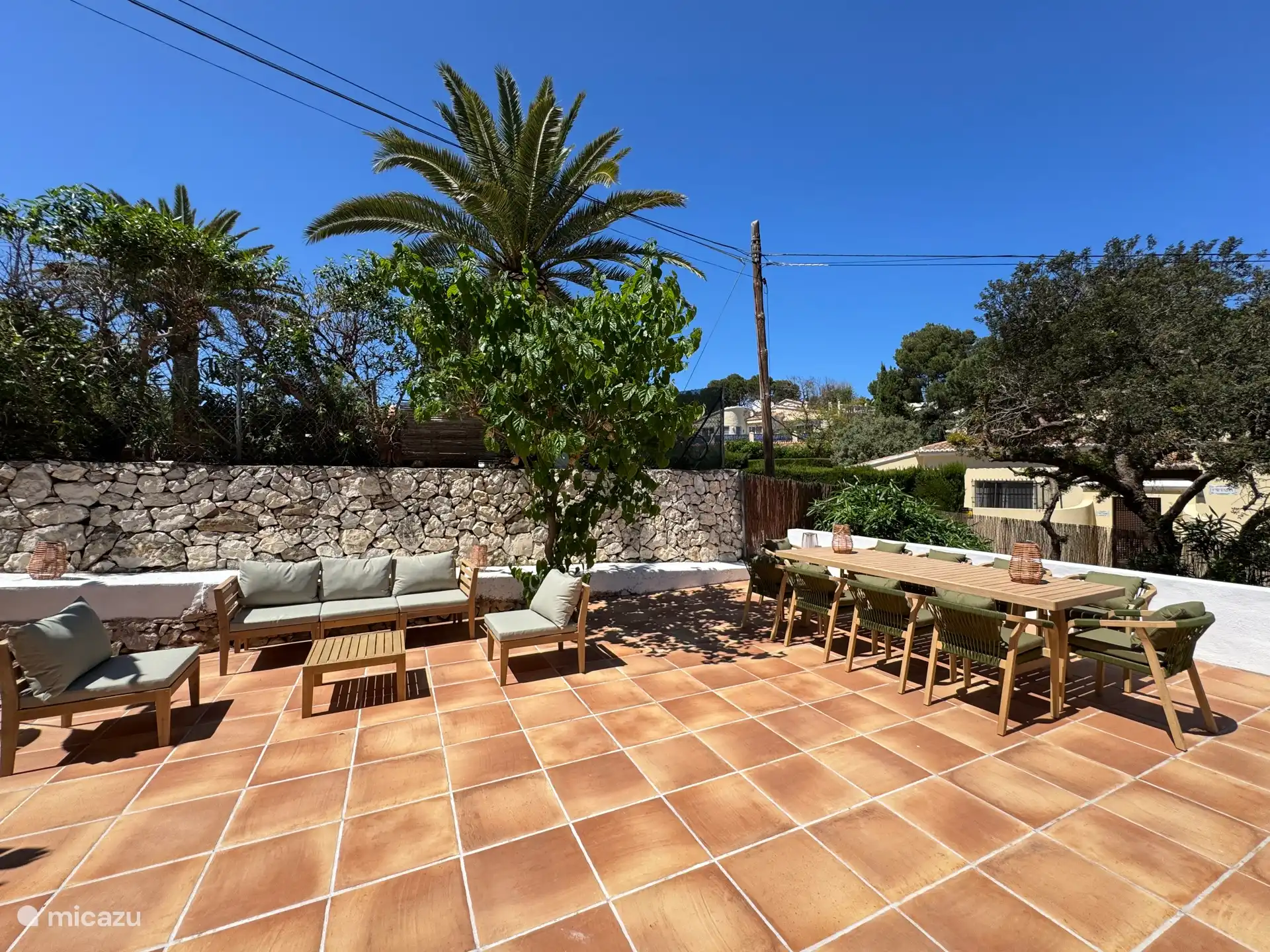 Terras achterkant van het huis