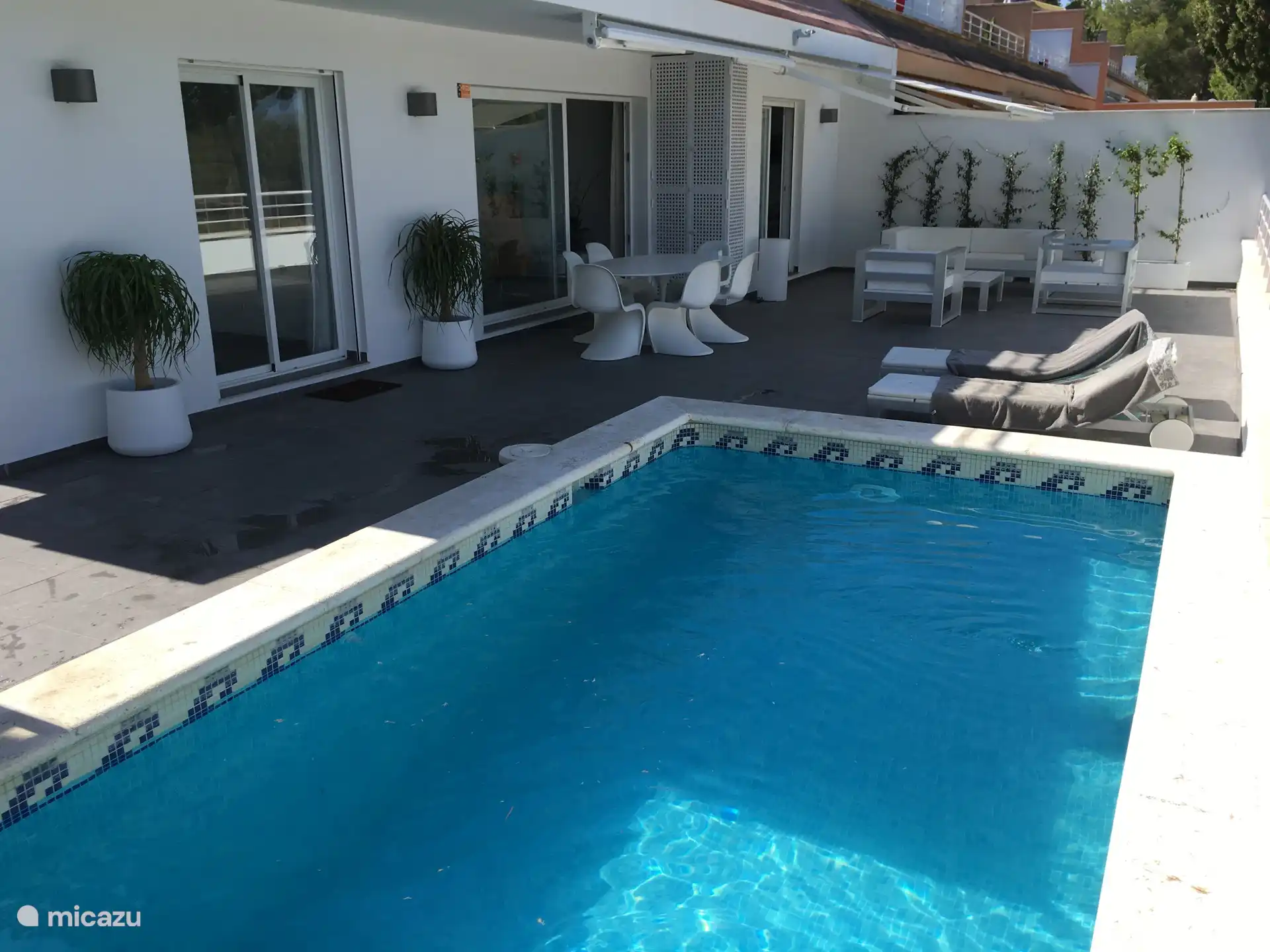 Schwimmbad und Terrasse