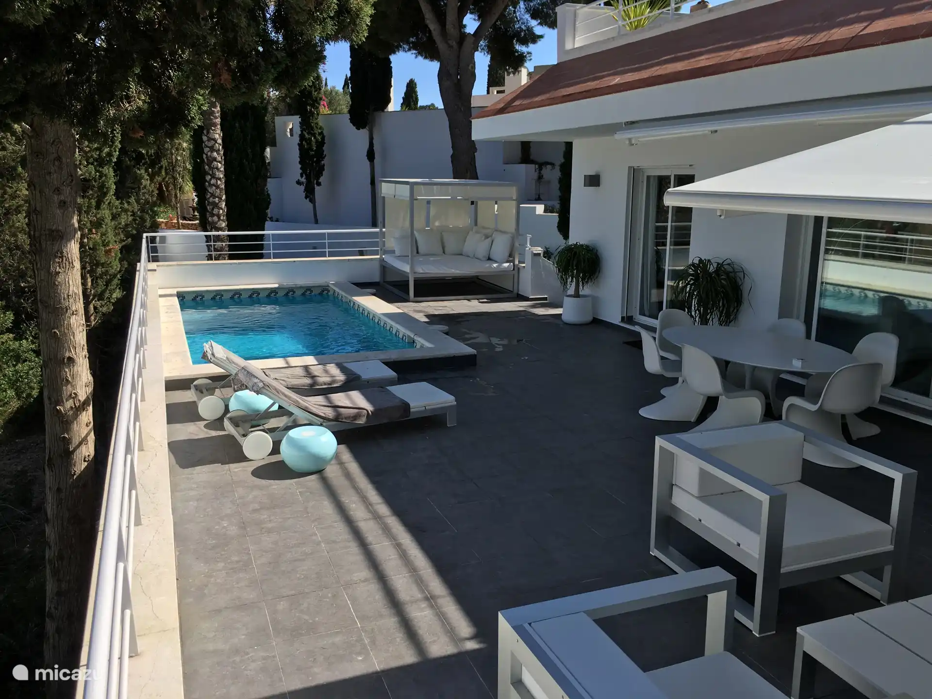 Terrasse und Swimmingpool