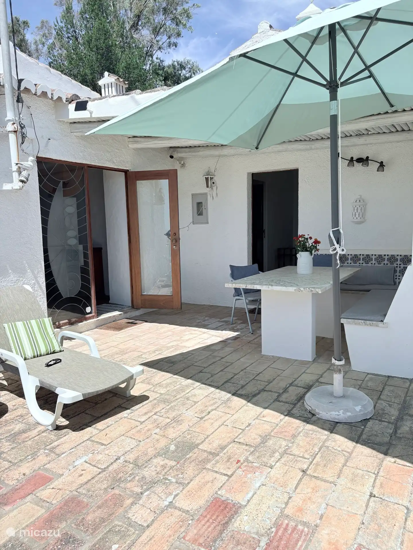 Terraza al aire libre con tumbonas