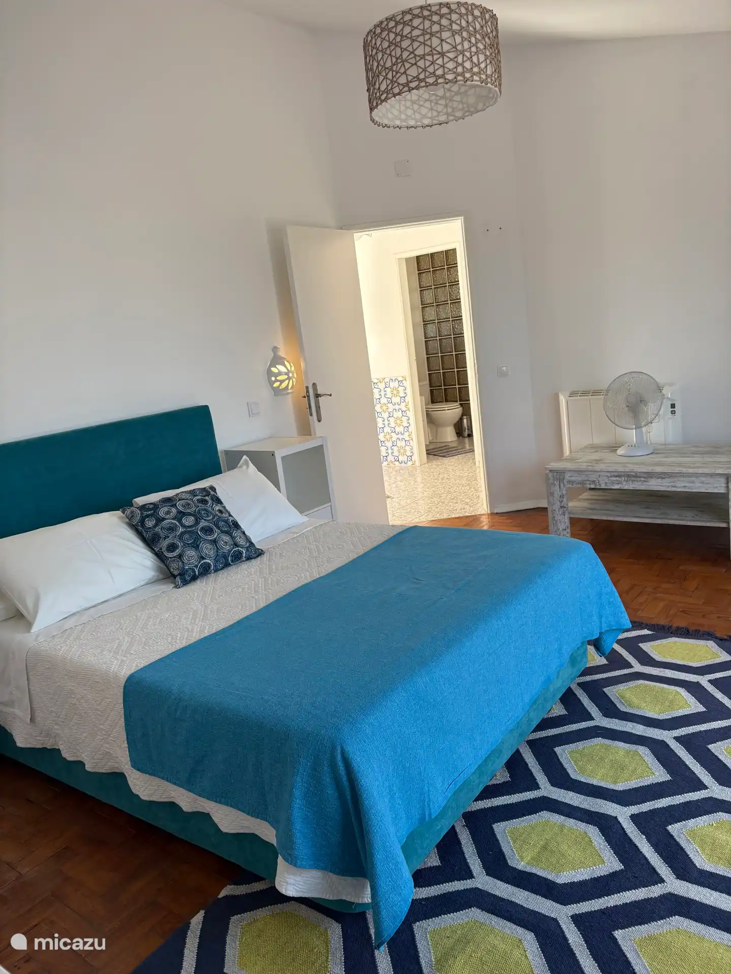 Amplio dormitorio principal con cama doble y vista al mar 