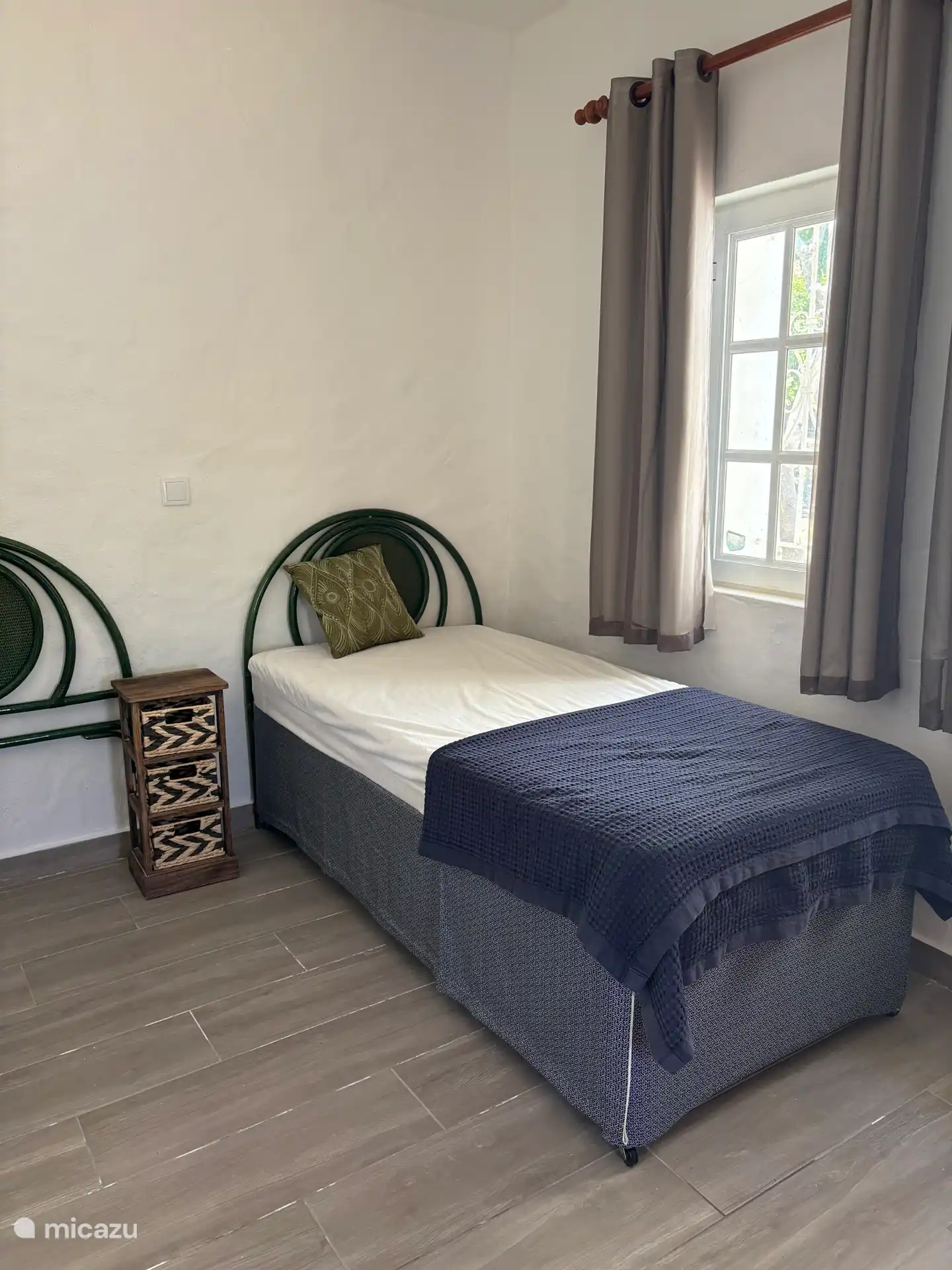 Dormitorio individual en la parte trasera de la casa 