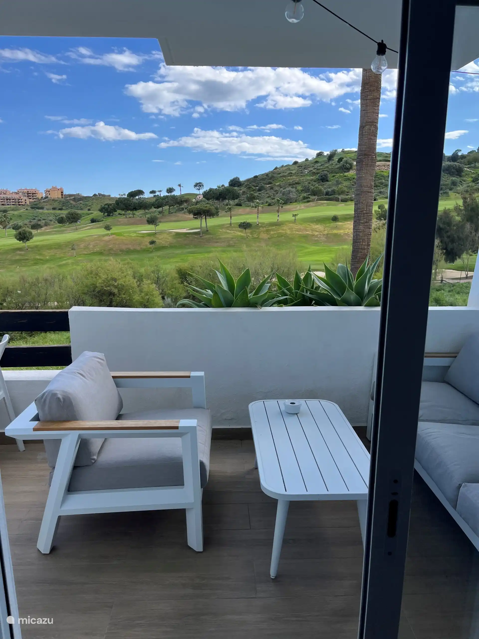 Balkon auf der rechten Seite mit Lounge-Set