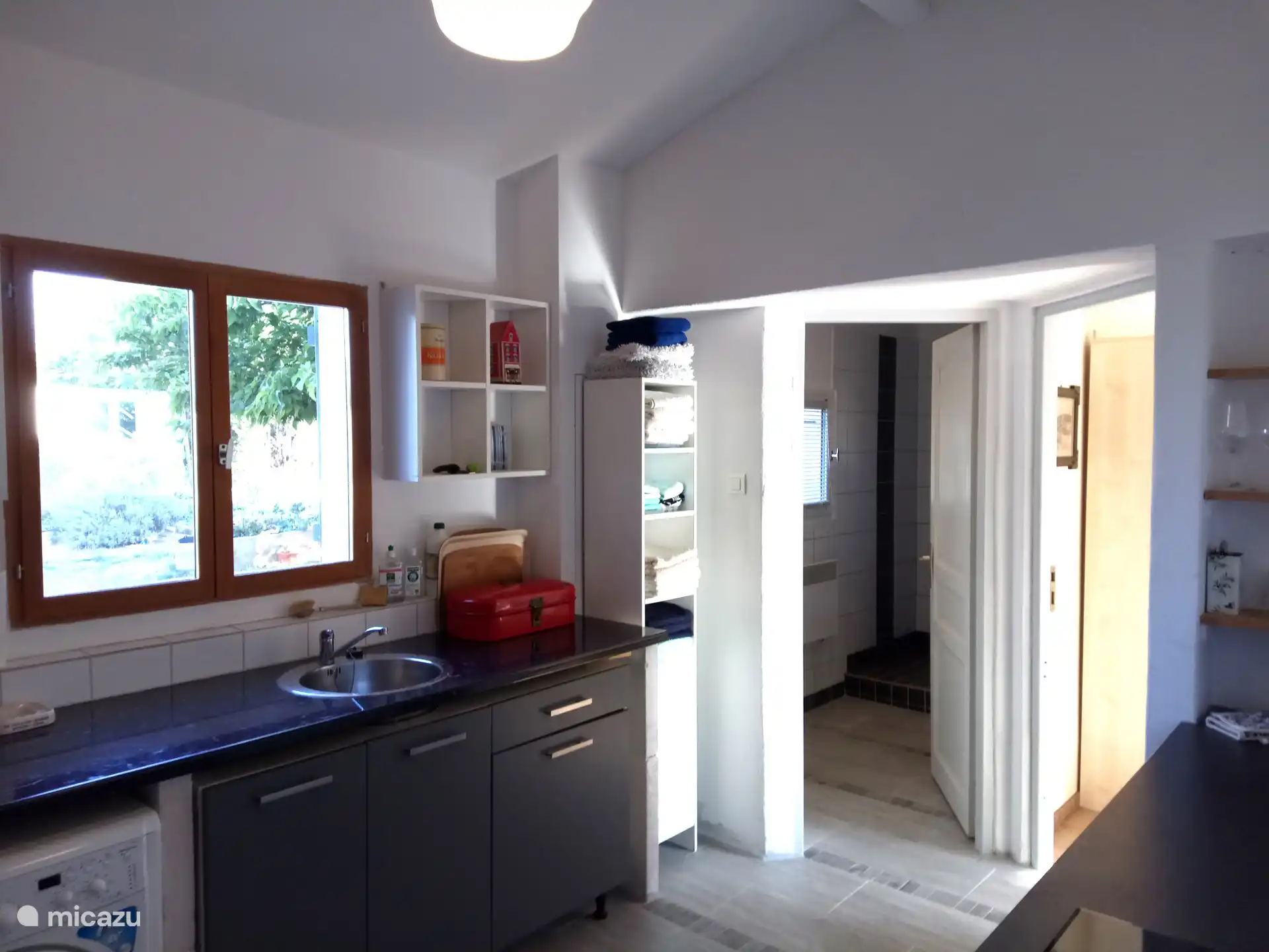 La cocina, con el baño al fondo