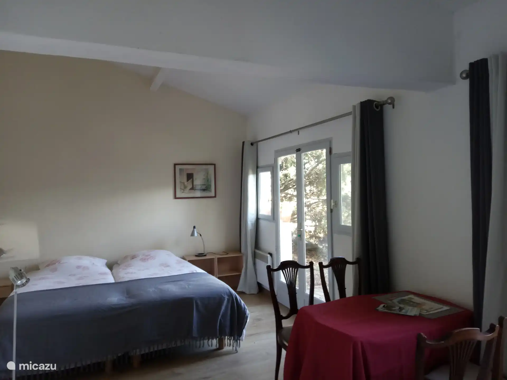 Ruime slaapkamer met uitzicht op het terras