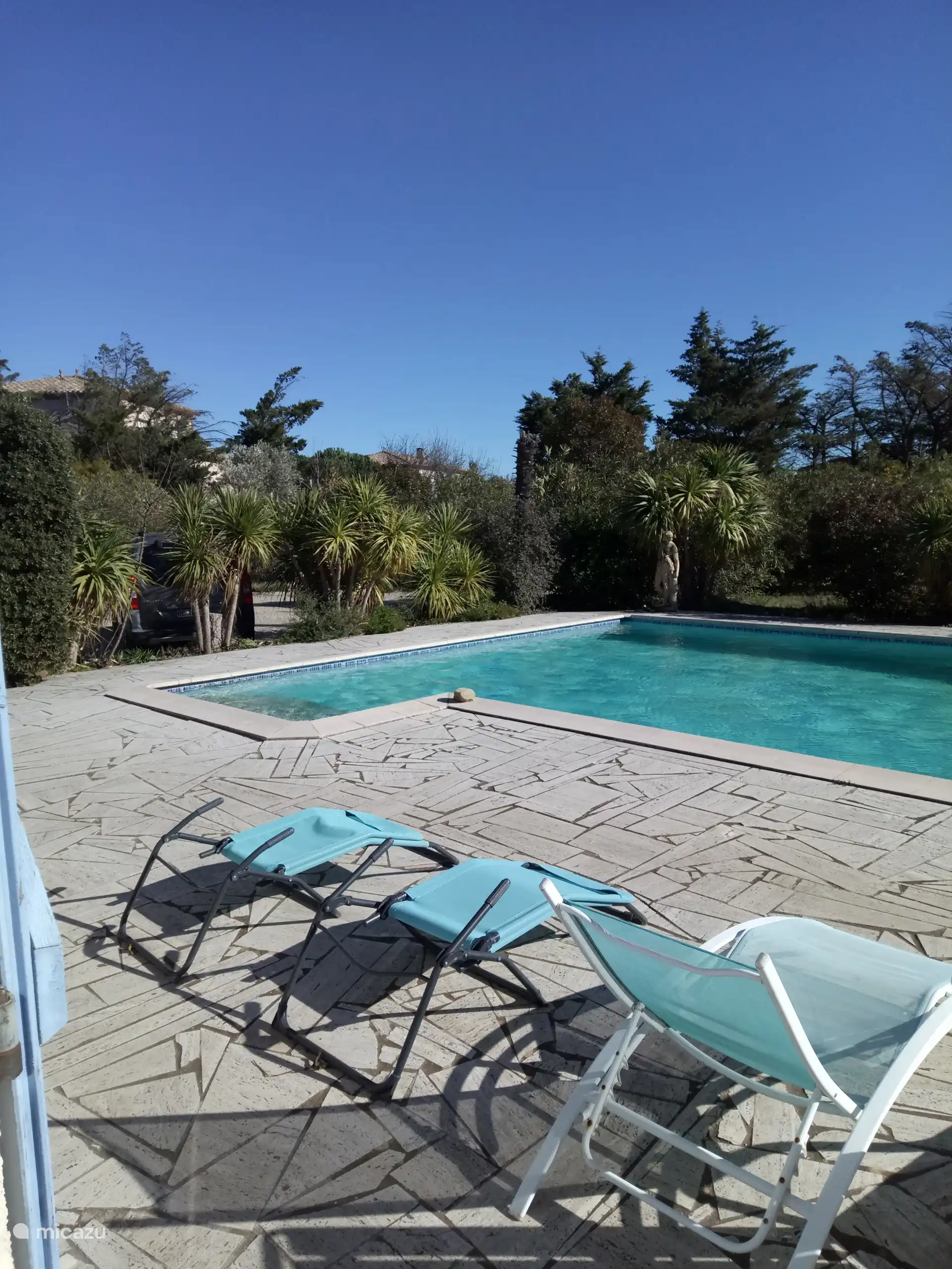 La piscina de 12 x 6 m y 3 m de profundidad en un lado.