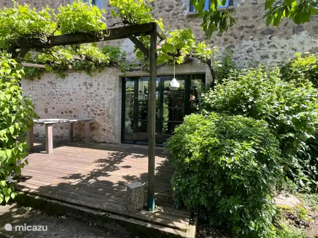 Le Chapeau huren in Frankrijk, Nièvre, Ouroux-en-Morvan - vakantiehuis terras met natuurlijke schaduw van de druivenboom