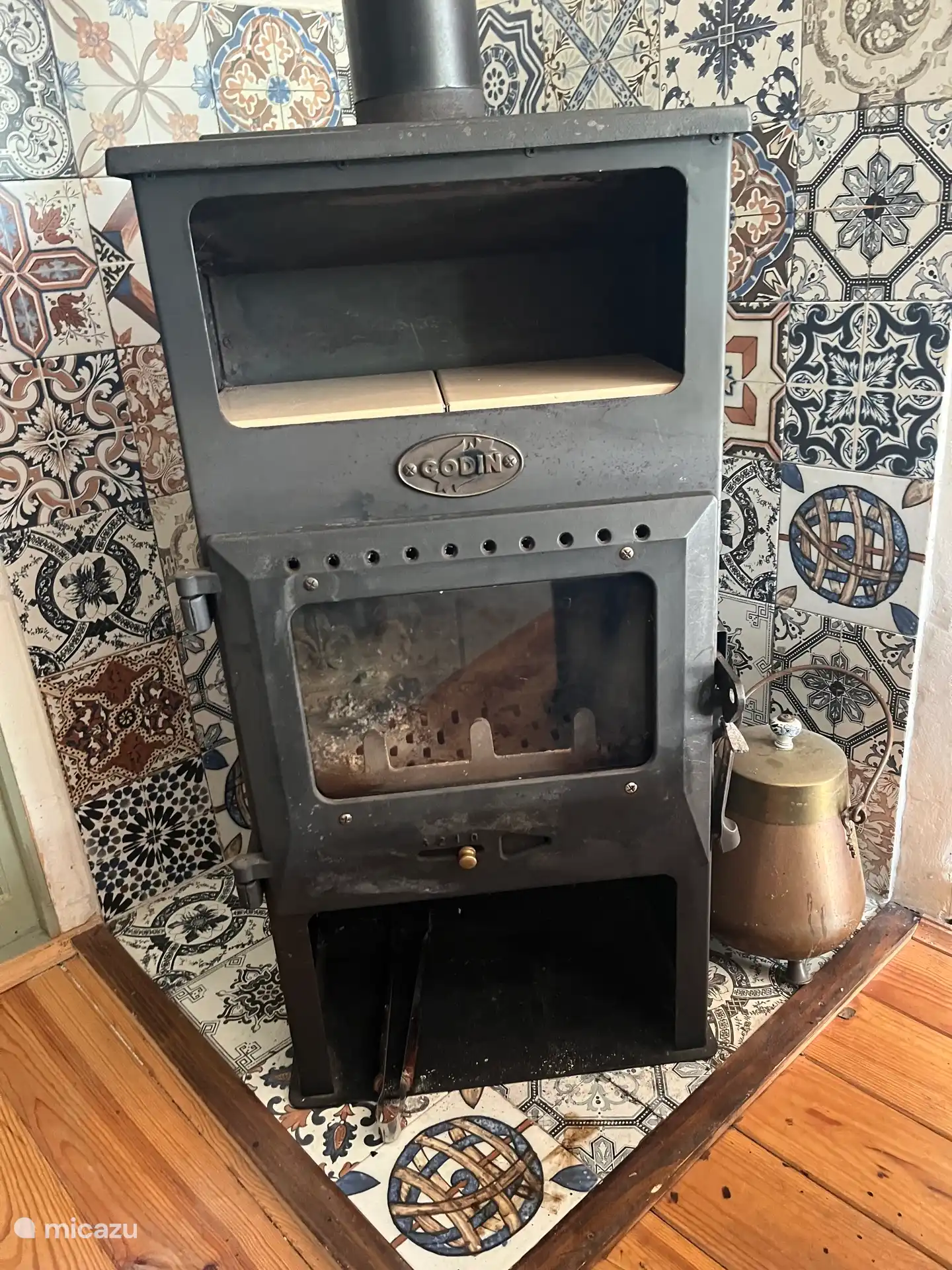 Wood-burning fireplace 