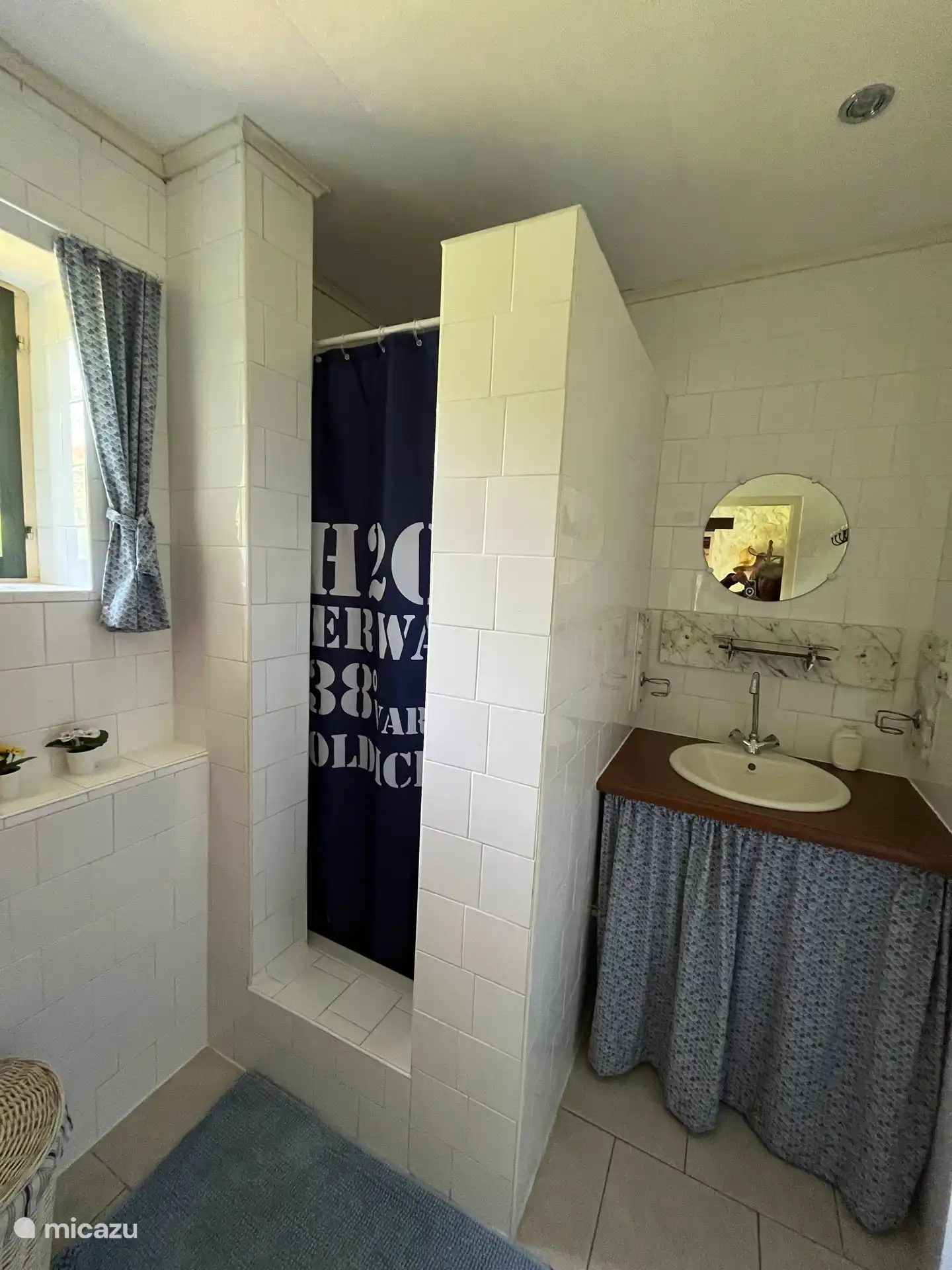 Badezimmer, Dusche mit Waschbecken