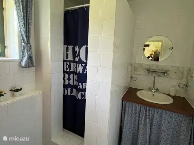Le Chapeau huren in Frankrijk, Nièvre, Ouroux-en-Morvan - vakantiehuis Badkamer, douche met wastafel