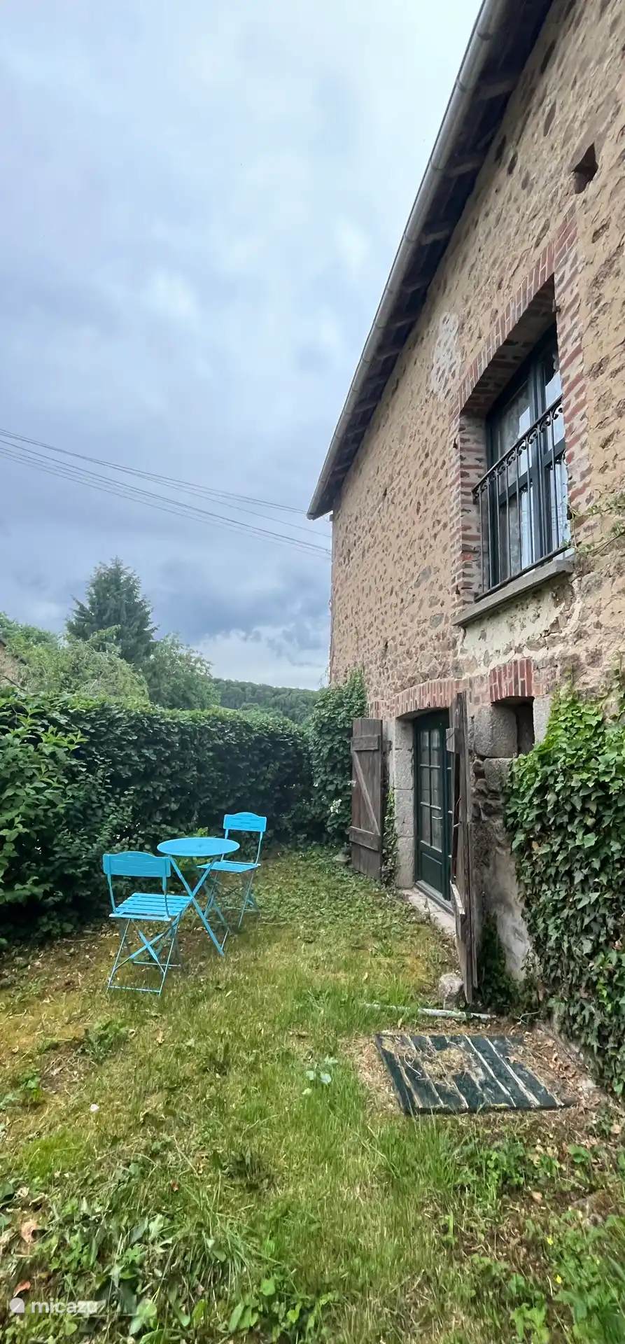 Geschützte Terrasse an der Vorderseite des Hauses