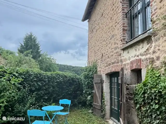 Le Chapeau huren in Frankrijk, Nièvre, Ouroux-en-Morvan - vakantiehuis beschut terrasje aan de voorkant van het huis