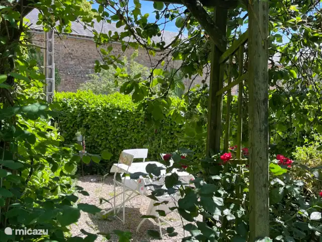 Le Chapeau huren in Frankrijk, Nièvre, Ouroux-en-Morvan - vakantiehuis Zitje zijkant huis, bijna hele dag zonnig