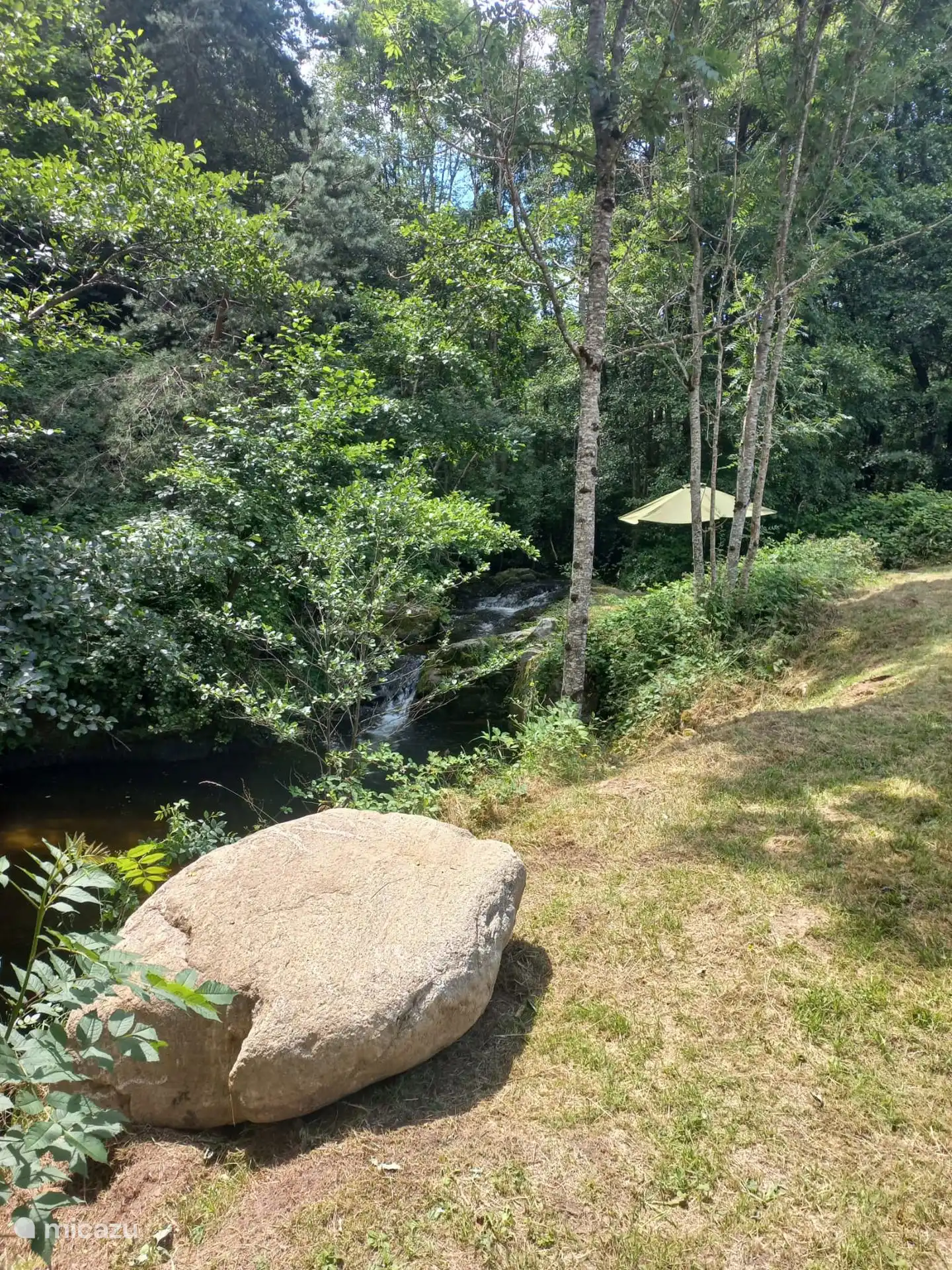 Asiento junto al agua
