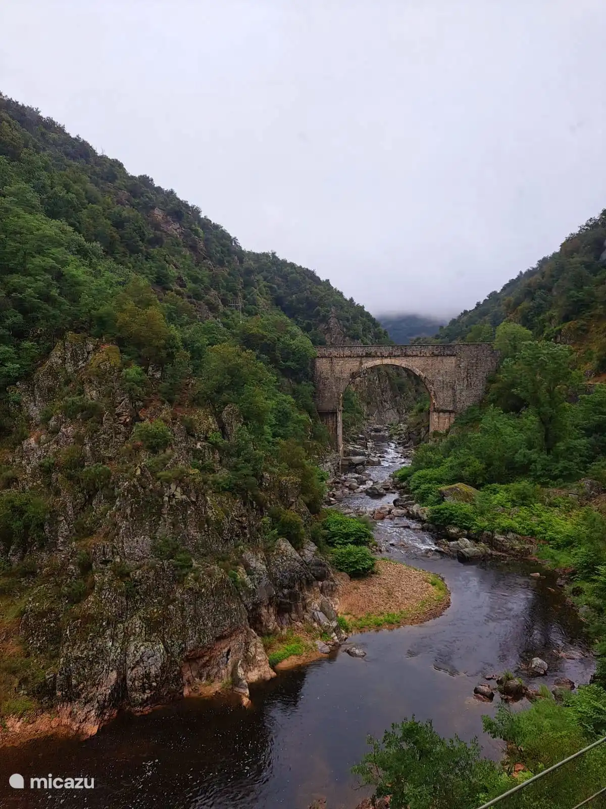 Puente, que marca la entrada a la parte más estrecha de la garganta de Doux,
equipado con un sistema de señalización con aviso de inundación
cuando el nivel del agua sube rápidamente tras los chaparrones en las Cévennes.