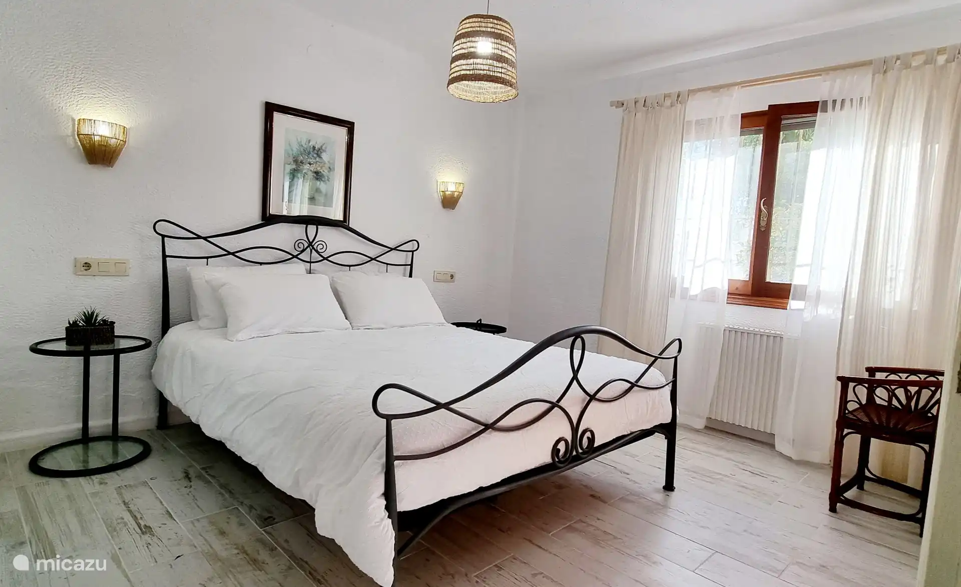 Ein Hauptschlafzimmer mit eigenem Bad mit Badewanne und Doppelwaschbecken.