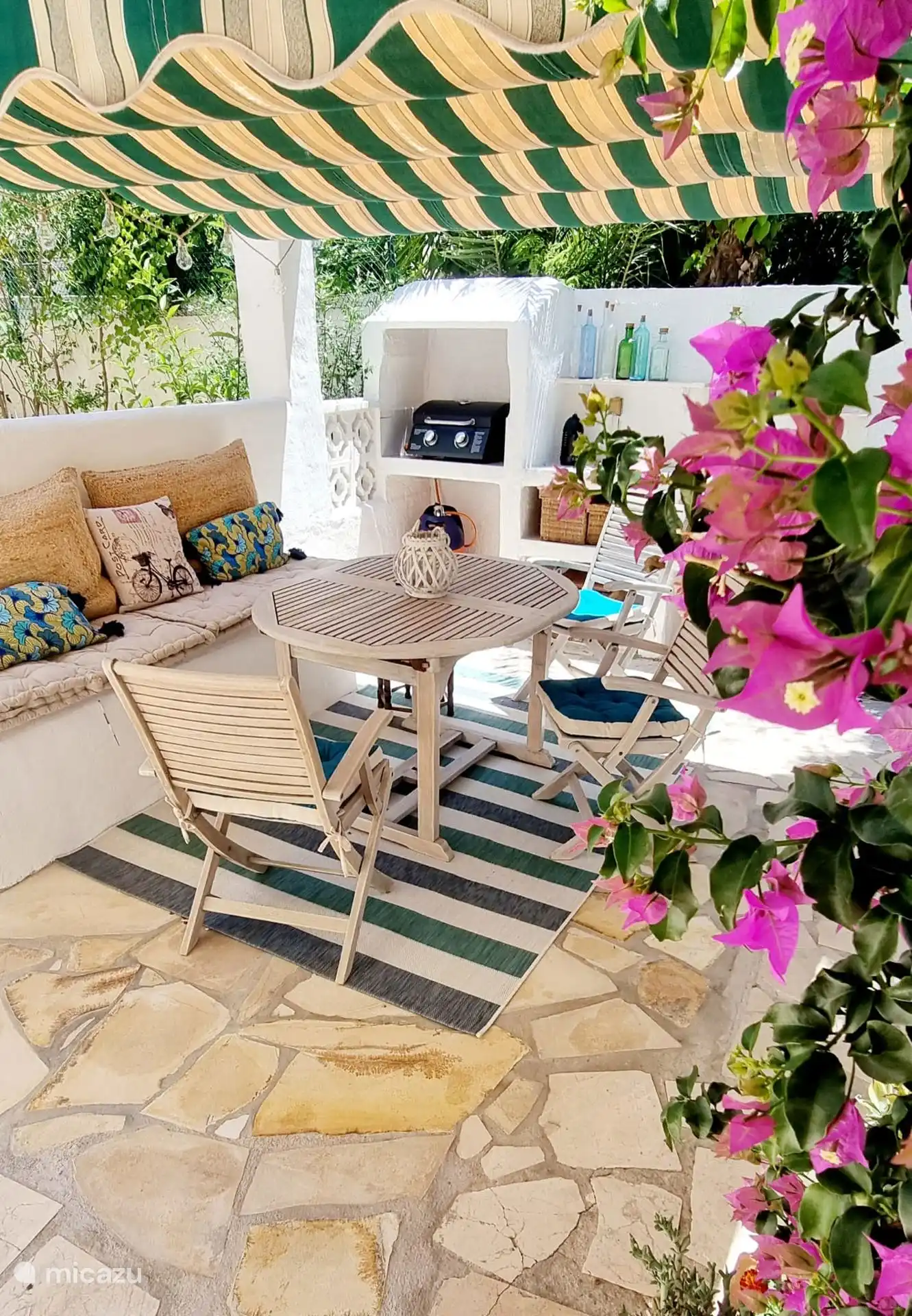 Grillplatz im Freien mit Gasherd, ideal zum Kochen und Essen im Freien.