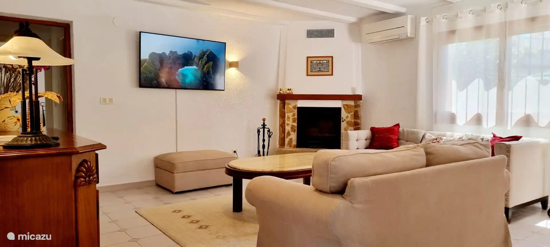 Geräumiger und komfortabler Wohnbereich mit einem 55-Zoll-Fernseher (Netflix inklusive), einem Kamin für gemütliche Abende und einer Klimaanlage, um Sie im Sommer kühl zu halten.