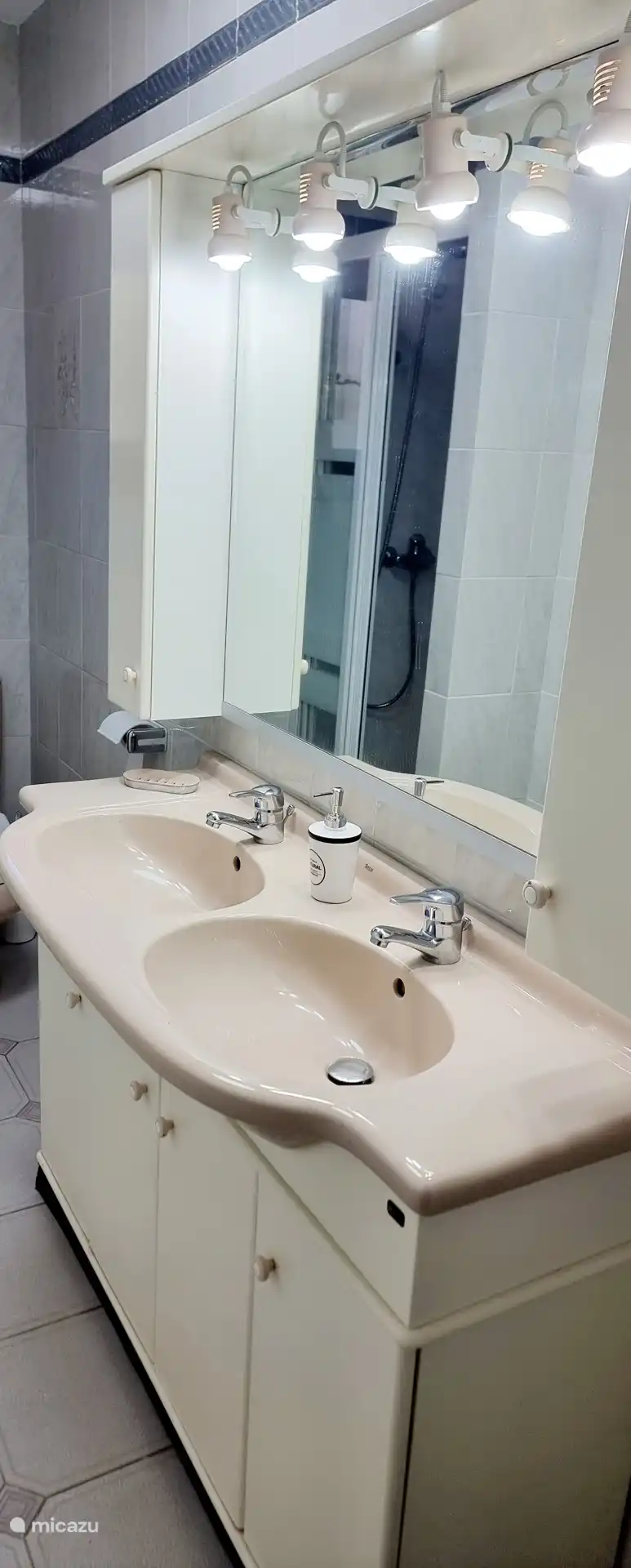 Das Badezimmer mit ebenerdiger Dusche befindet sich praktischerweise gegenüber dem zweiten Schlafzimmer.