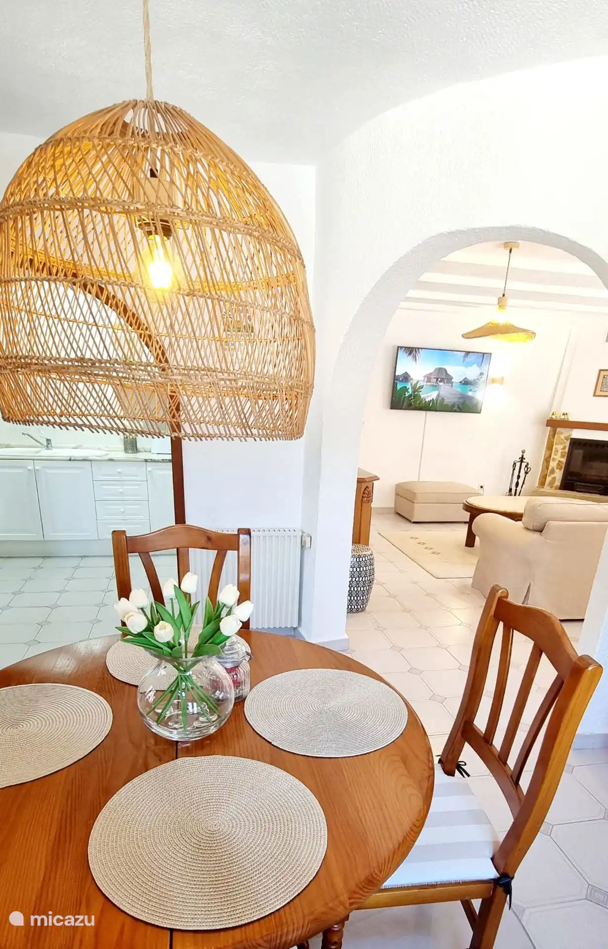 Ein offener Essbereich, der sich bequem zwischen Küche und Wohnzimmer befindet und sich sowohl für alltägliche Mahlzeiten als auch für entspannte gesellige Zusammenkünfte eignet.