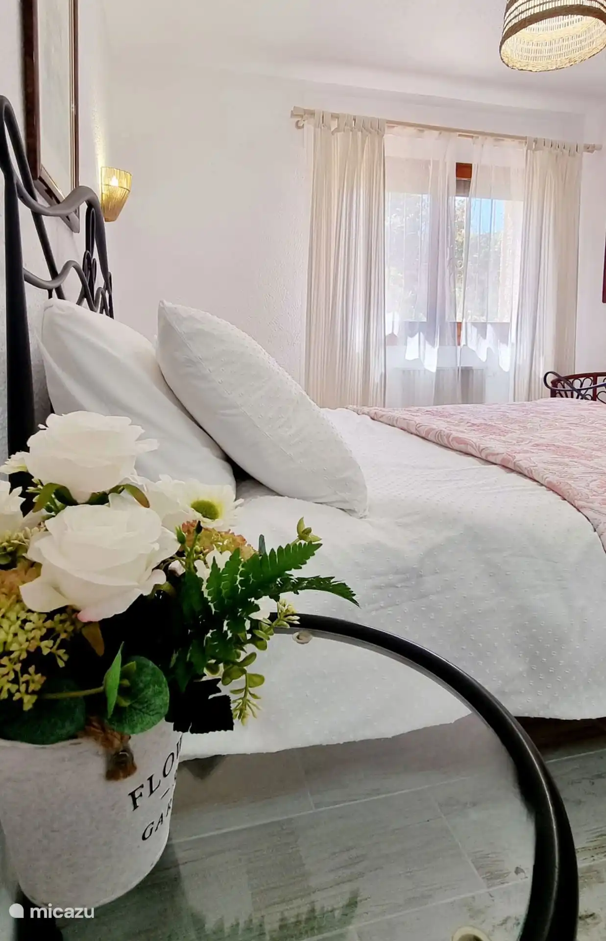 Ein Hauptschlafzimmer mit eigenem Bad mit Badewanne und Doppelwaschbecken.