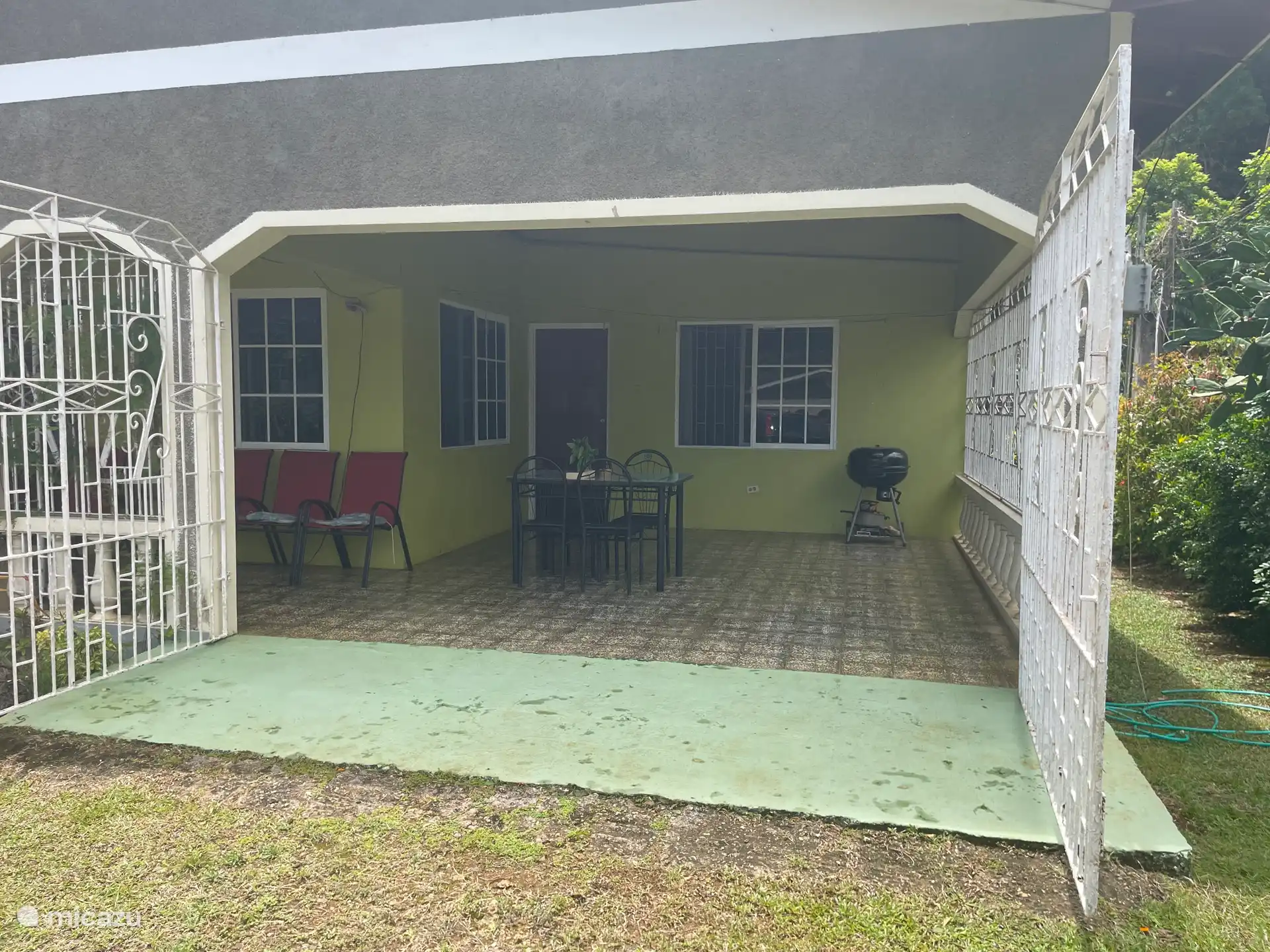 Die Sitzecke mit Blick auf den Vorgarten mit dem Mandelbaum