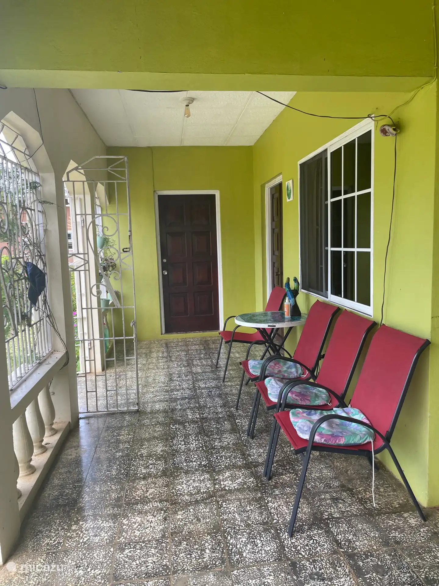 Der Sitz an der Haustür mit Blick auf den Garten 