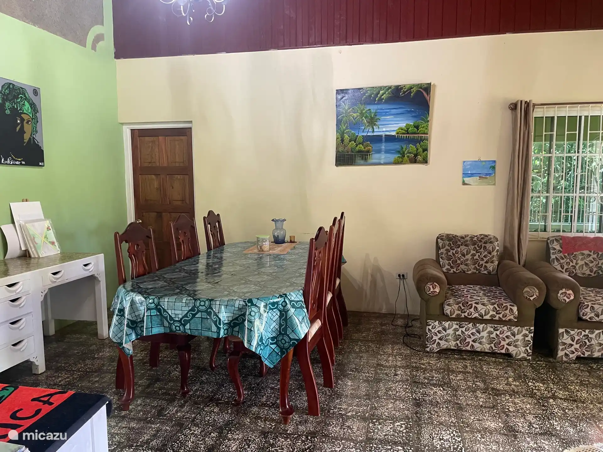 Der Esstisch im Zimmer 