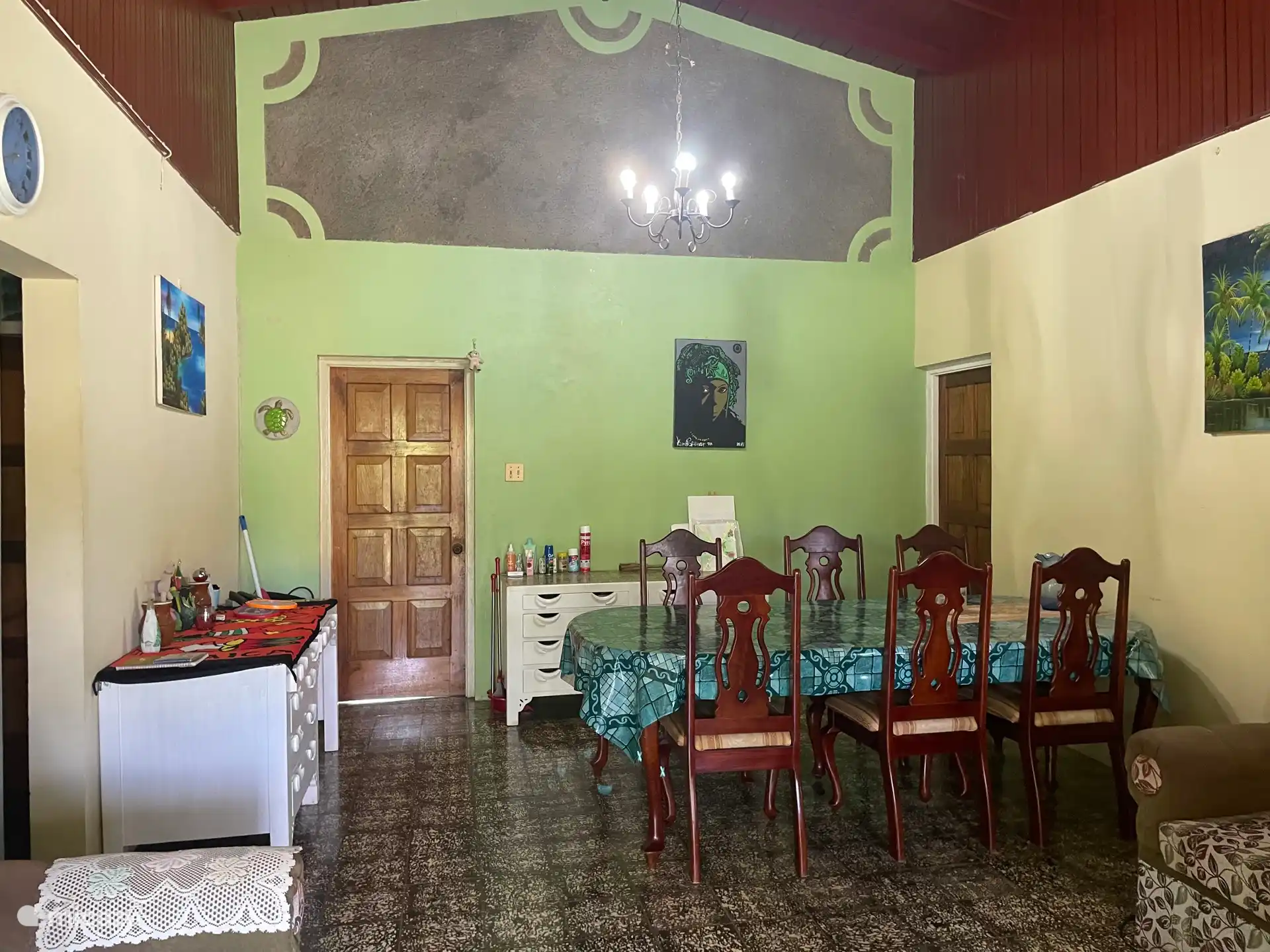 Der Esstisch im Zimmer, die Tür geht in die Küche 