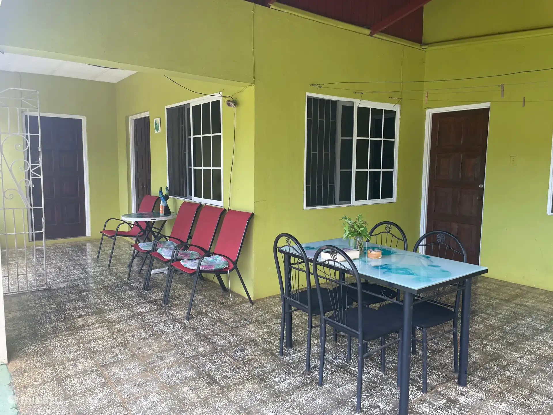 Die Sitzgelegenheiten mit Blick in den Garten 