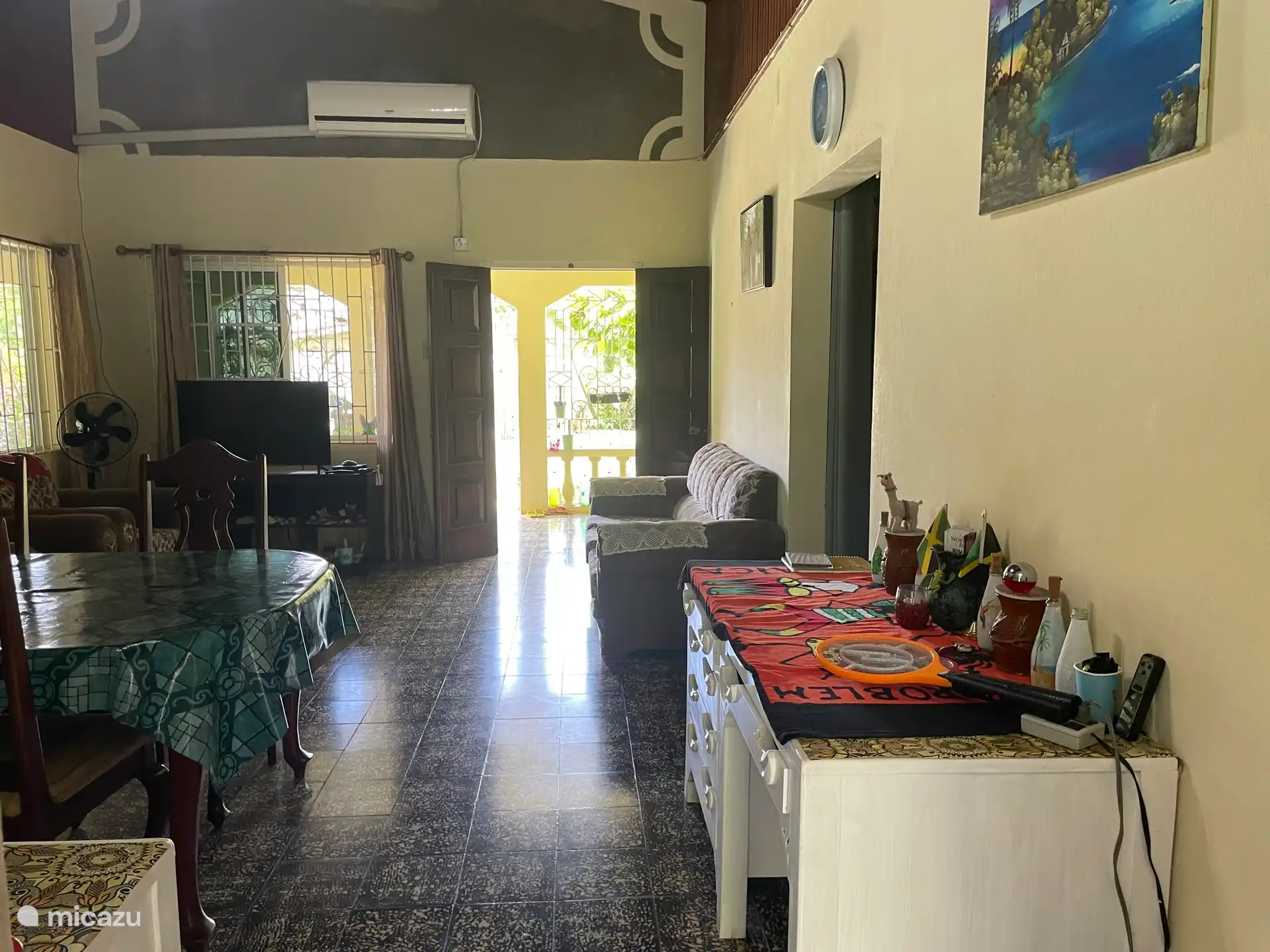 Das Wohnzimmer, von der Küche aus gesehen 