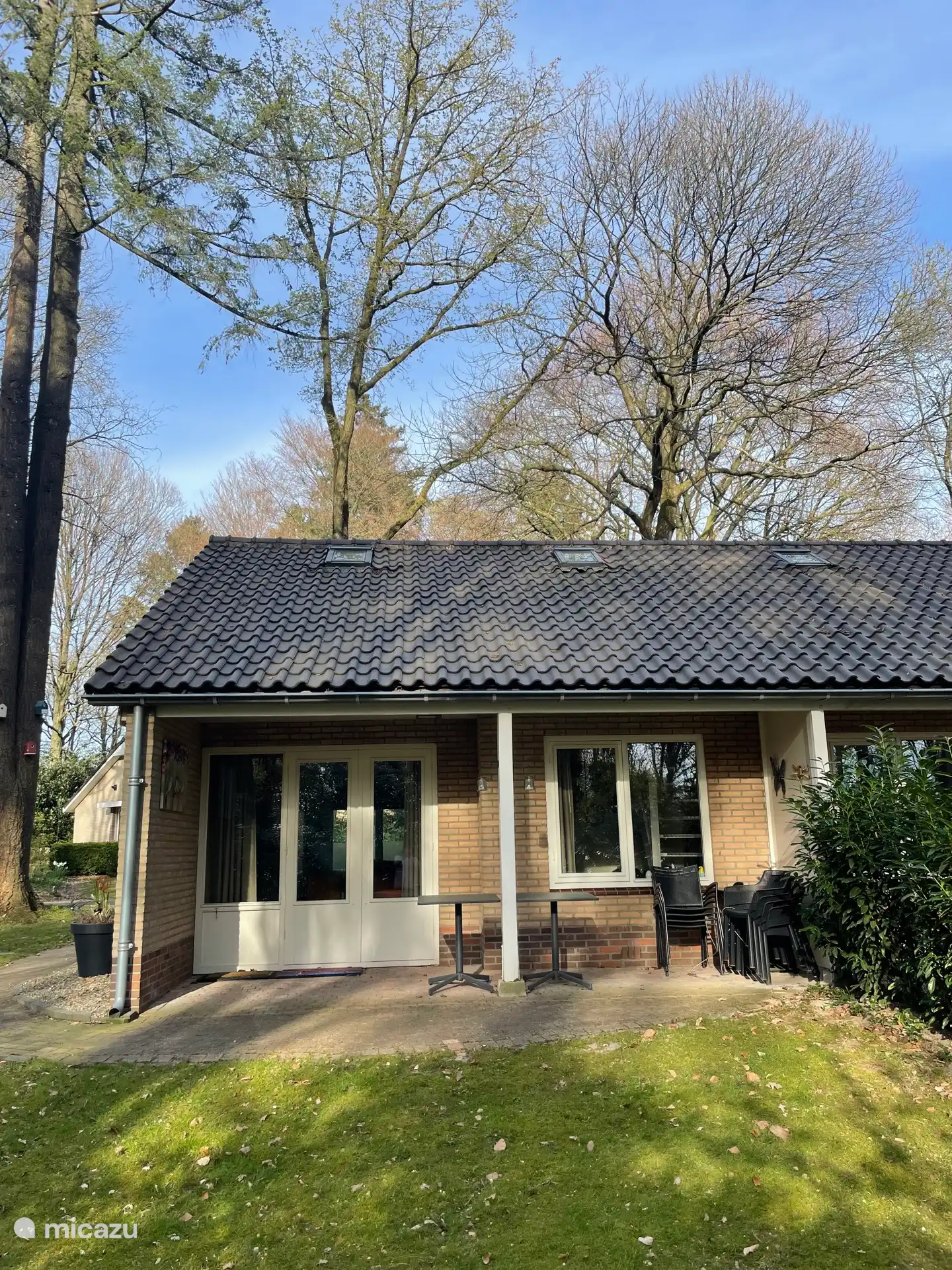 Achterzijde huisje met overdekt terras.