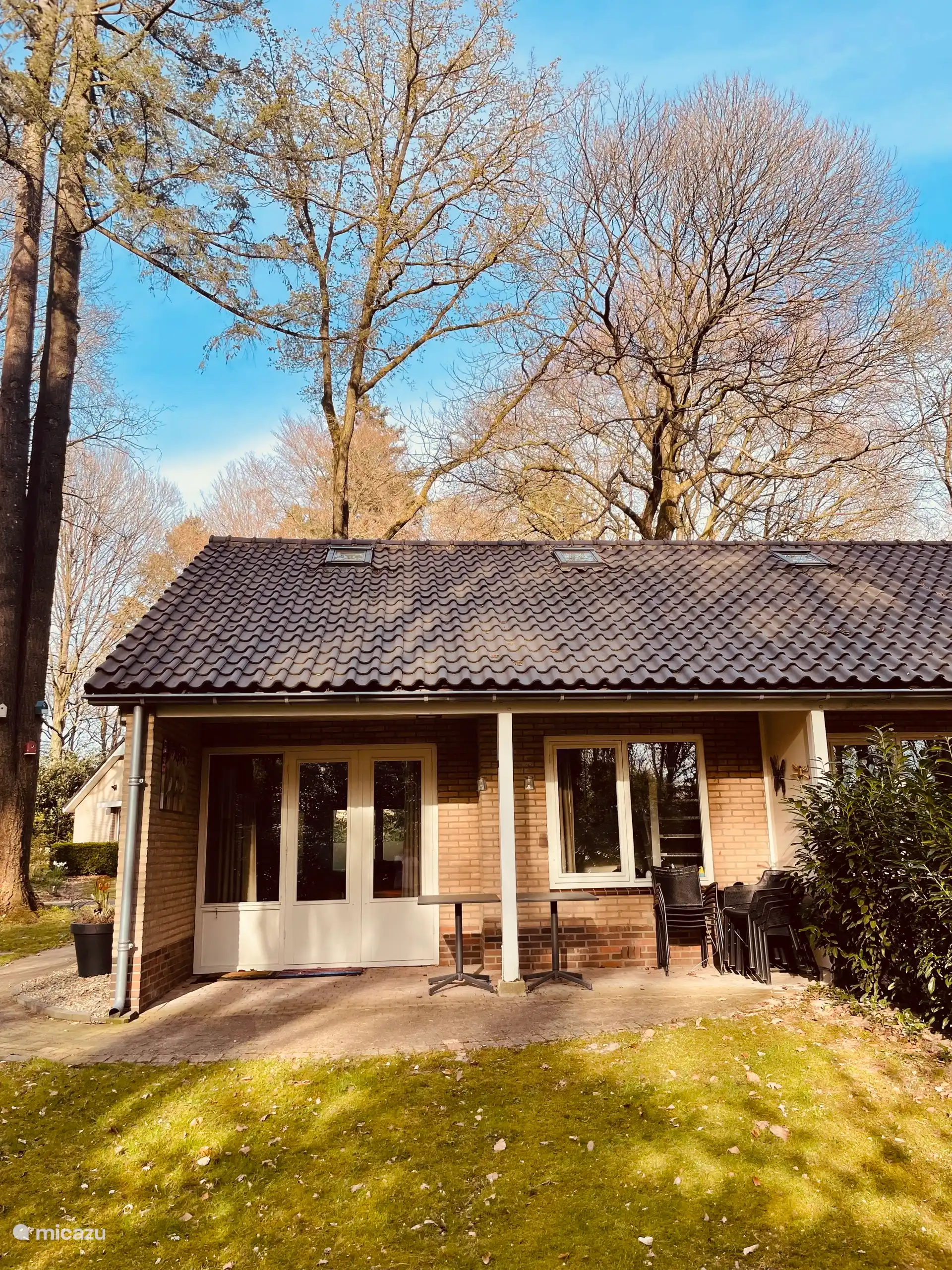 Achterzijde huisje met overdekt terras