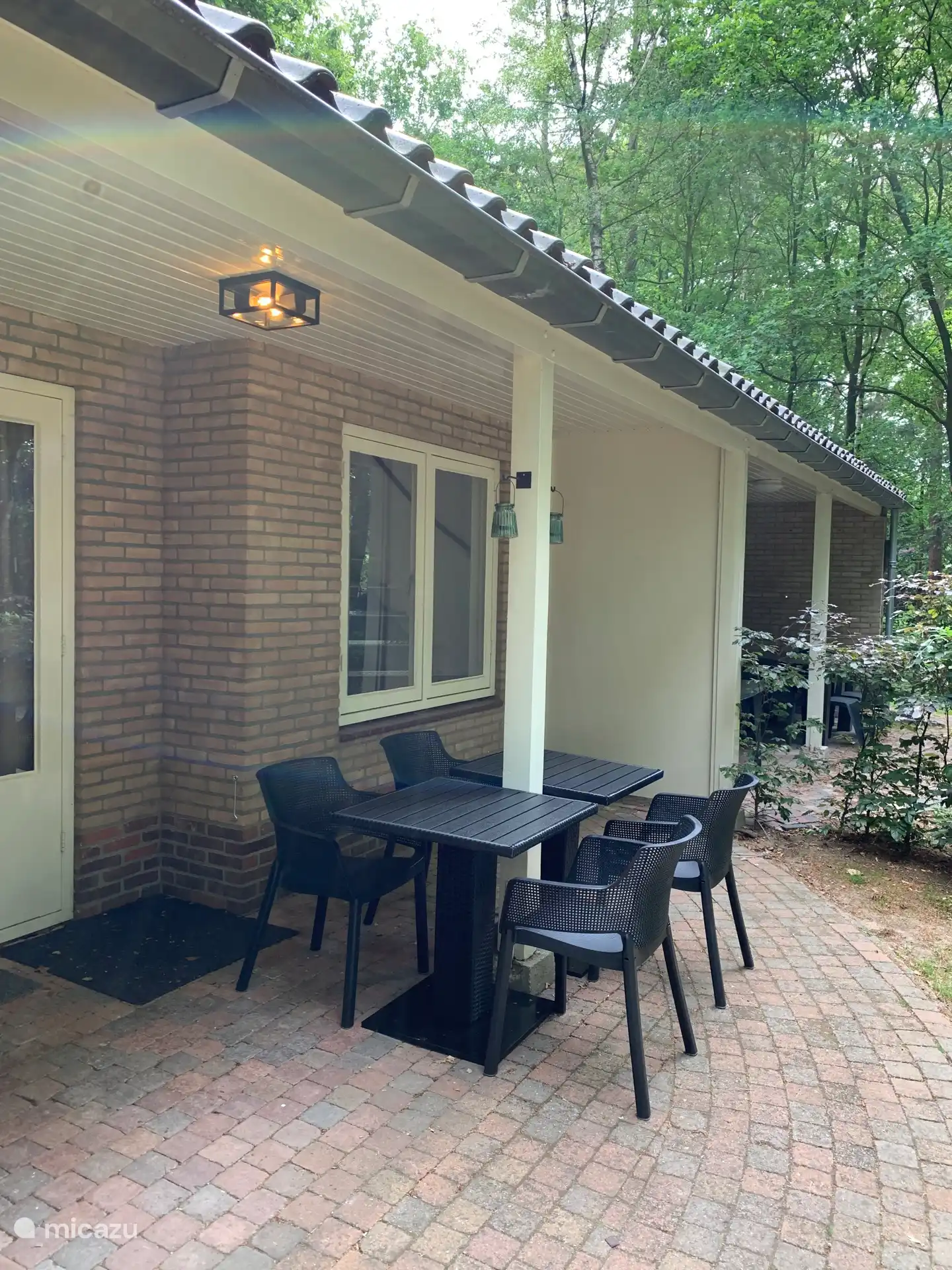 Überdachte Terrasse hinten