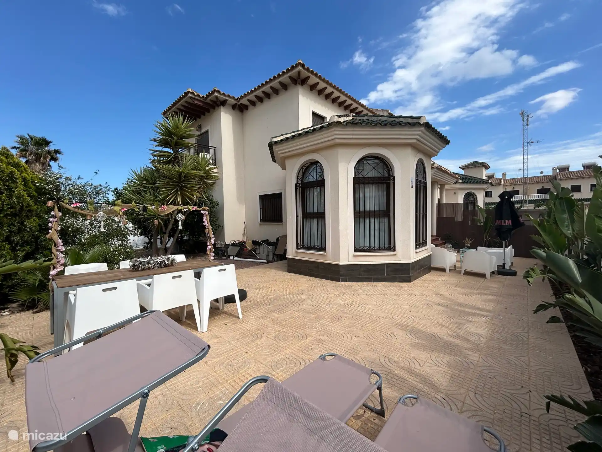 Terrasse mit Sonnenliegen