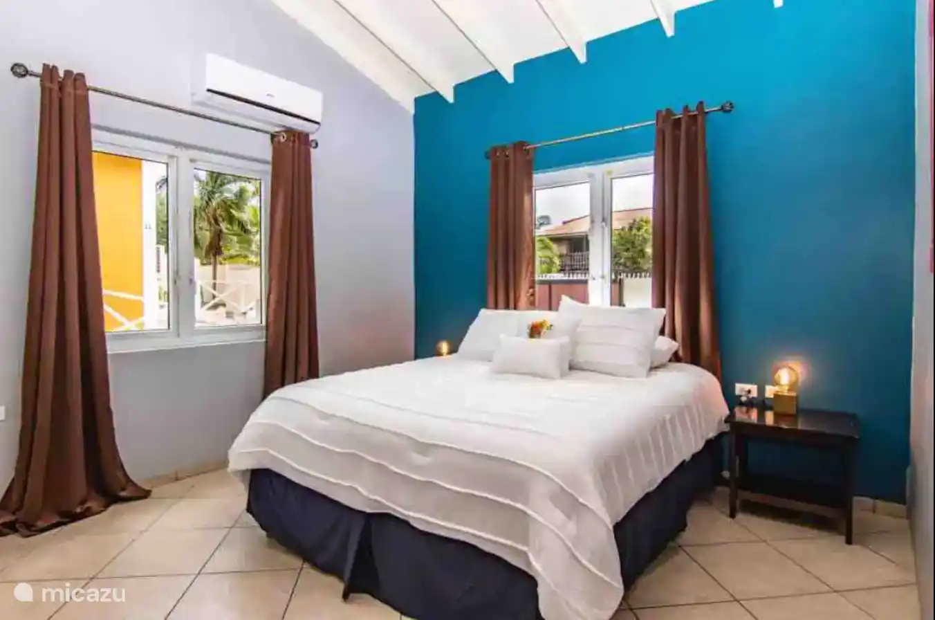 Das Hauptschlafzimmer mit Kleiderschrank, Safe, Bügeleisen und Bügeltisch, Haartrockner. 