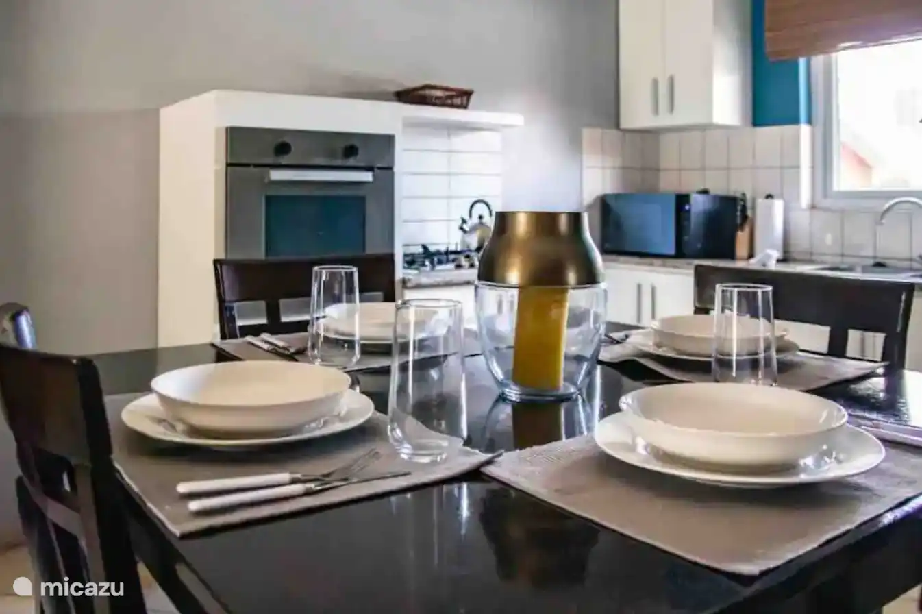 Die Küche mit Esstisch.